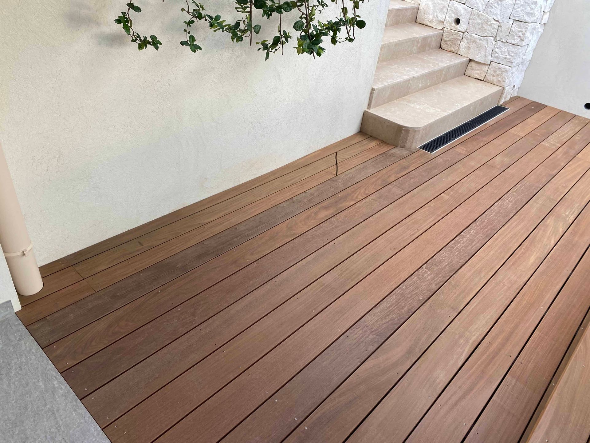 Une terrasse en bois avec des escaliers qui y mènent