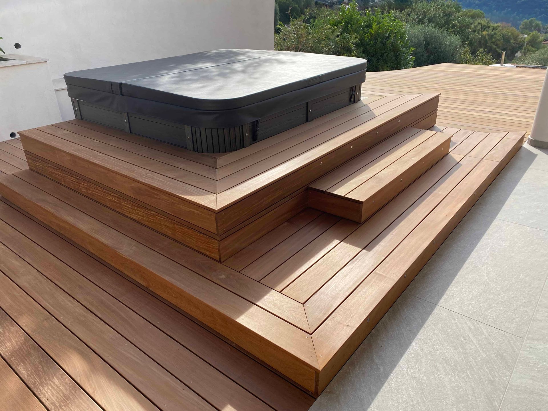 Un bain à remous est posé sur une terrasse en bois