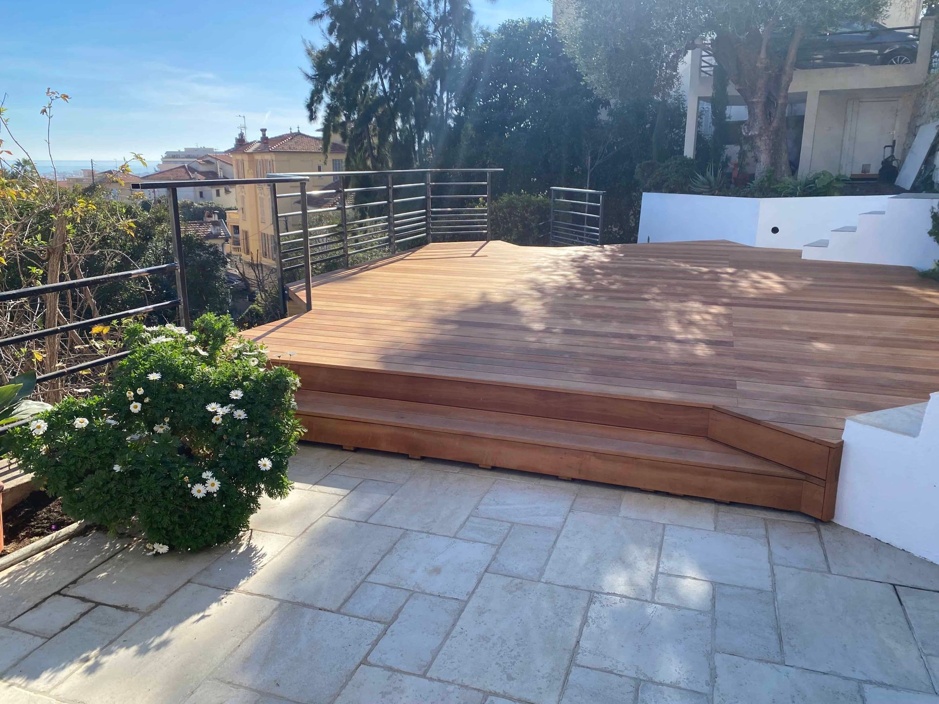 Une terrasse en bois avec des escaliers qui y mènent