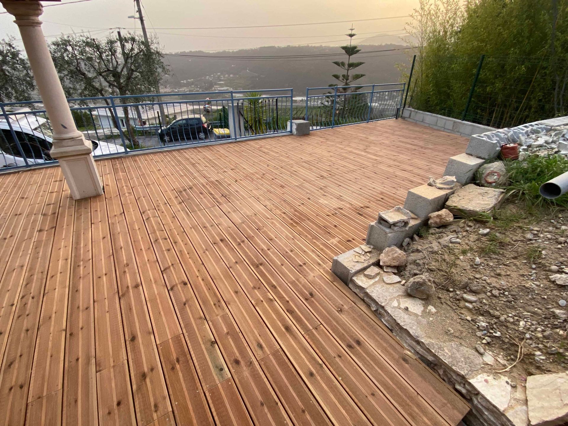 Une terrasse en bois avec vue sur l'océan est en cours de construction.
