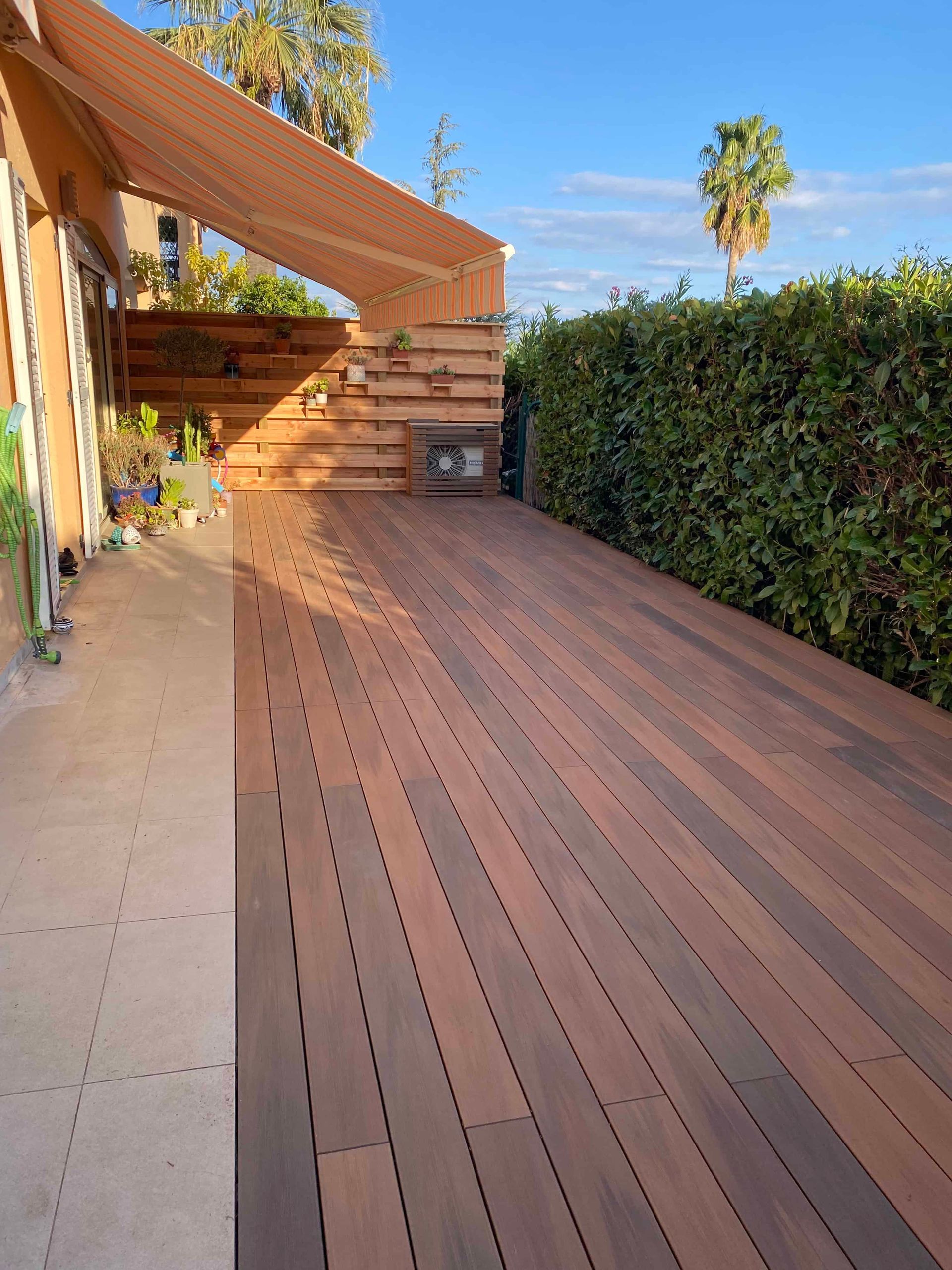 Une terrasse en bois avec un auvent au-dessus