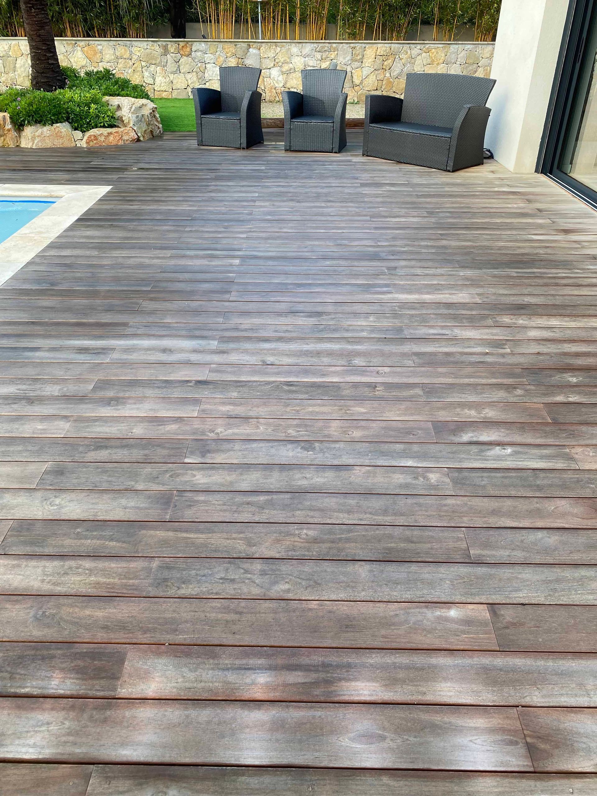 Une terrasse en bois dégrisée par le soleil