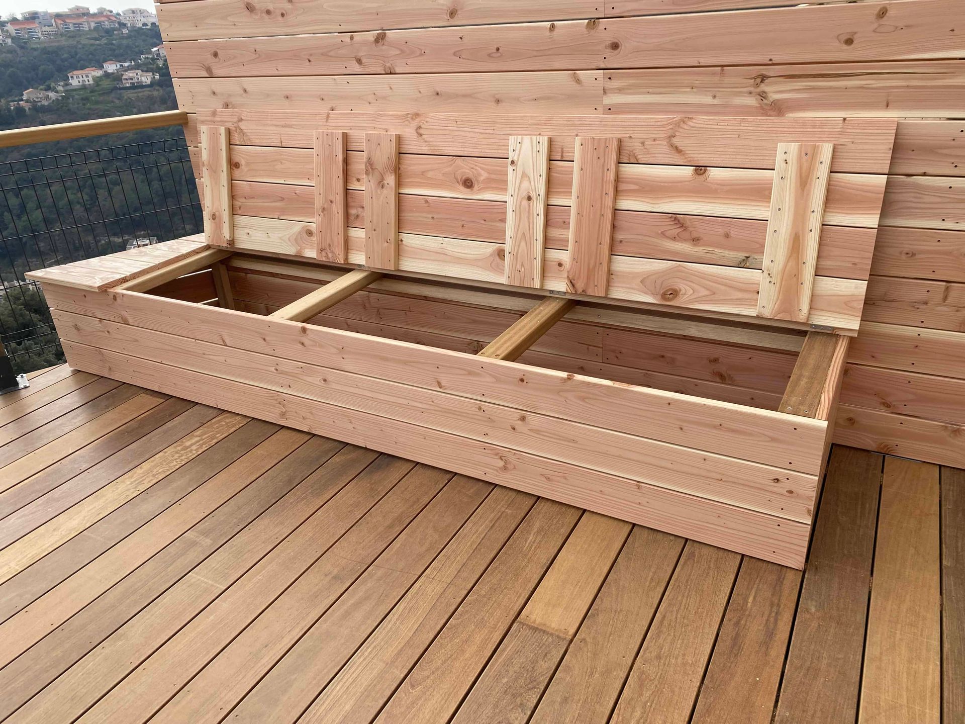 Un banc en bois est posé sur une terrasse en bois.