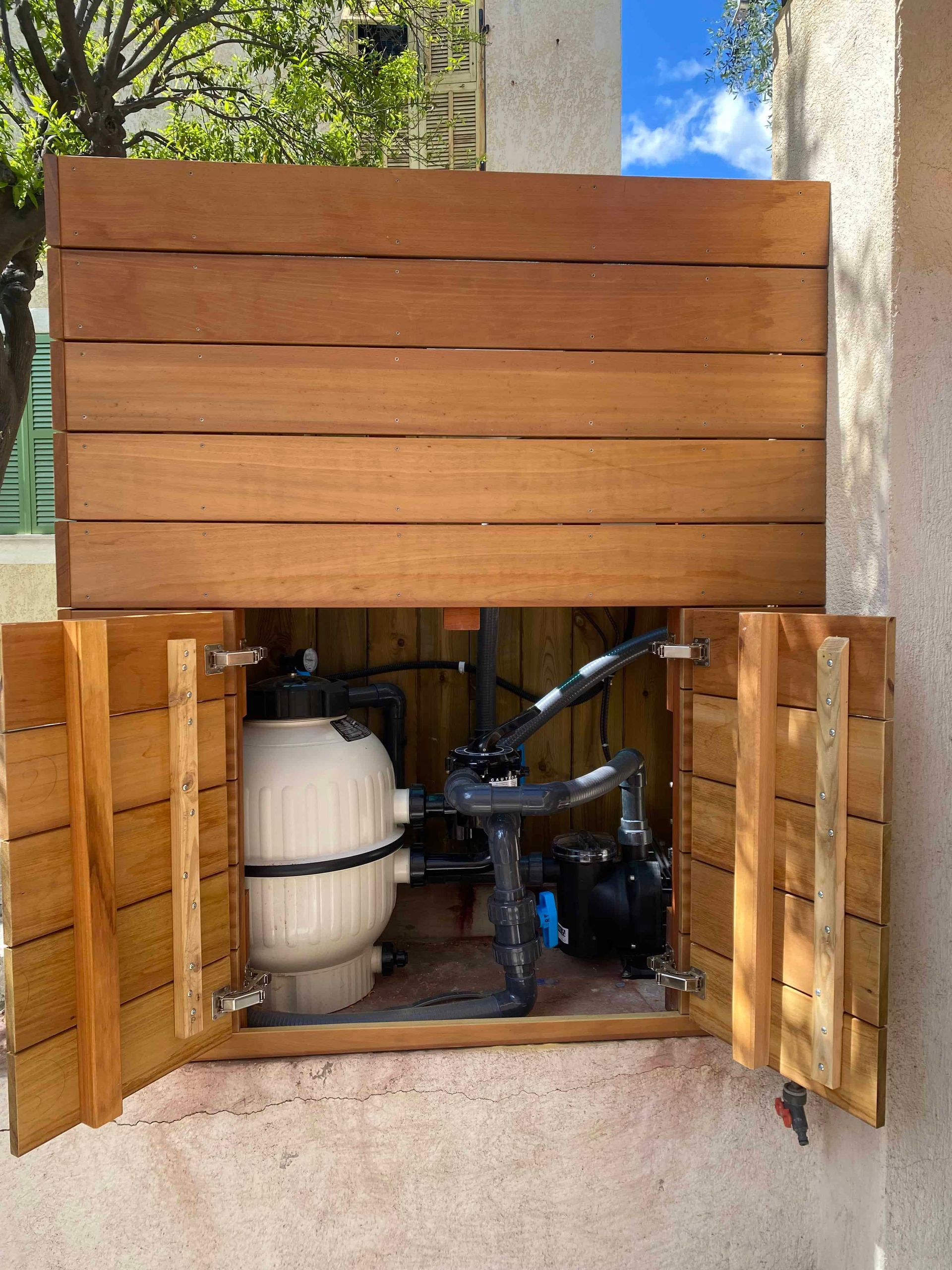 Une armoire en bois avec un filtre à l'intérieur