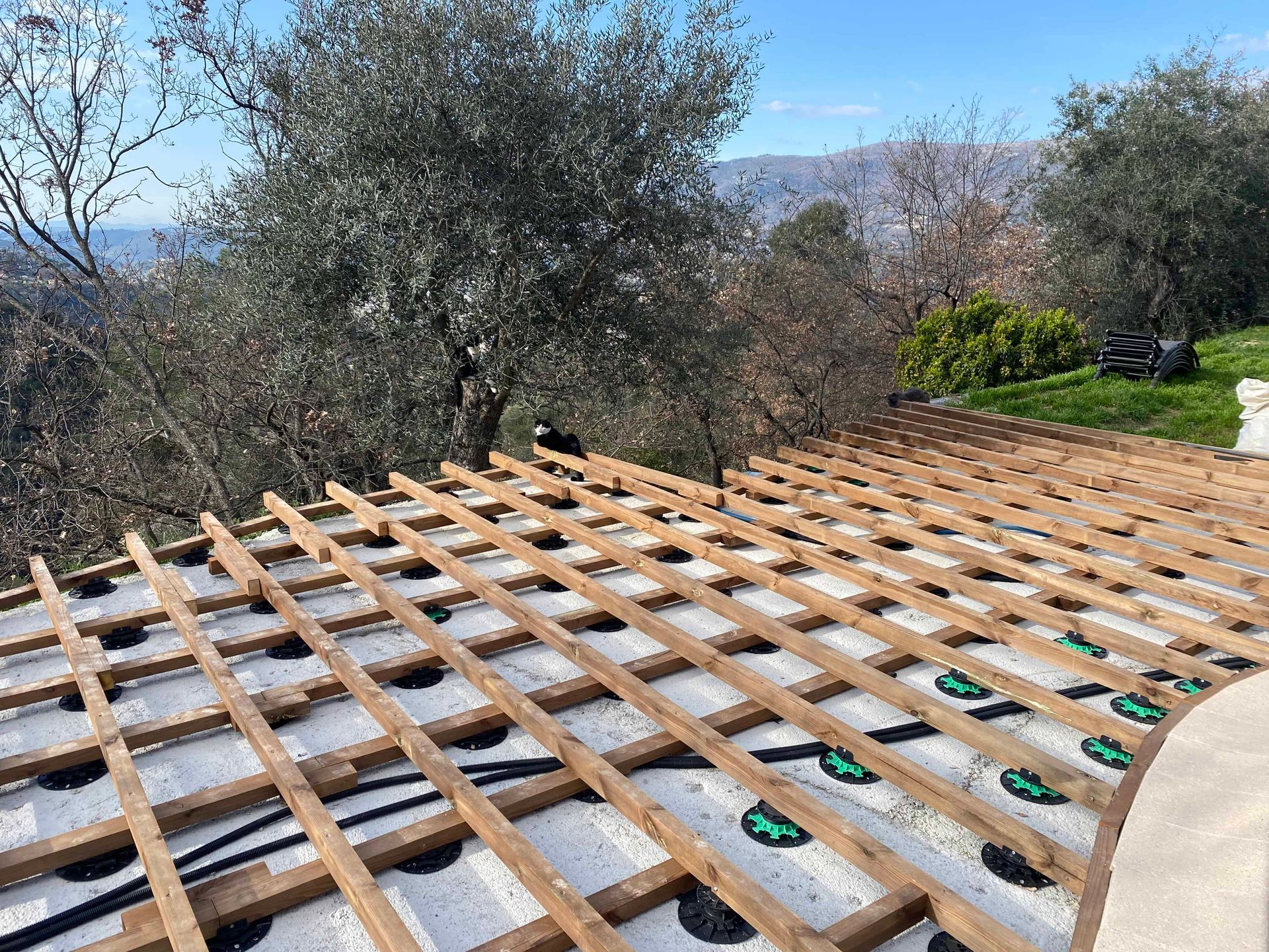 Un toit en bois est en train d'être construit au sommet d'une colline.
