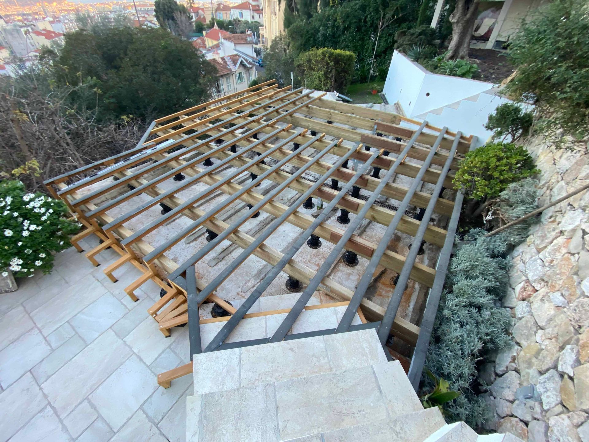 Une terrasse en bois est en cours de construction sur une colline