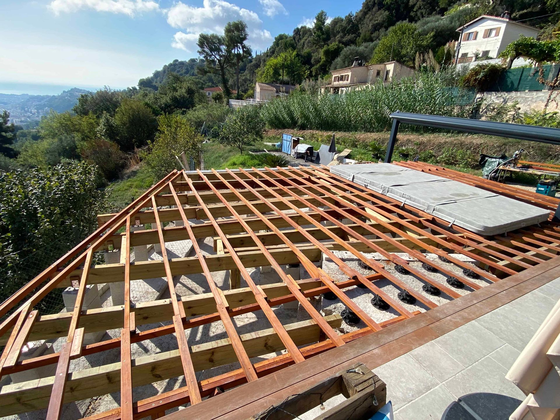 Une terrasse en bois est en train d'être construite sur une maison.