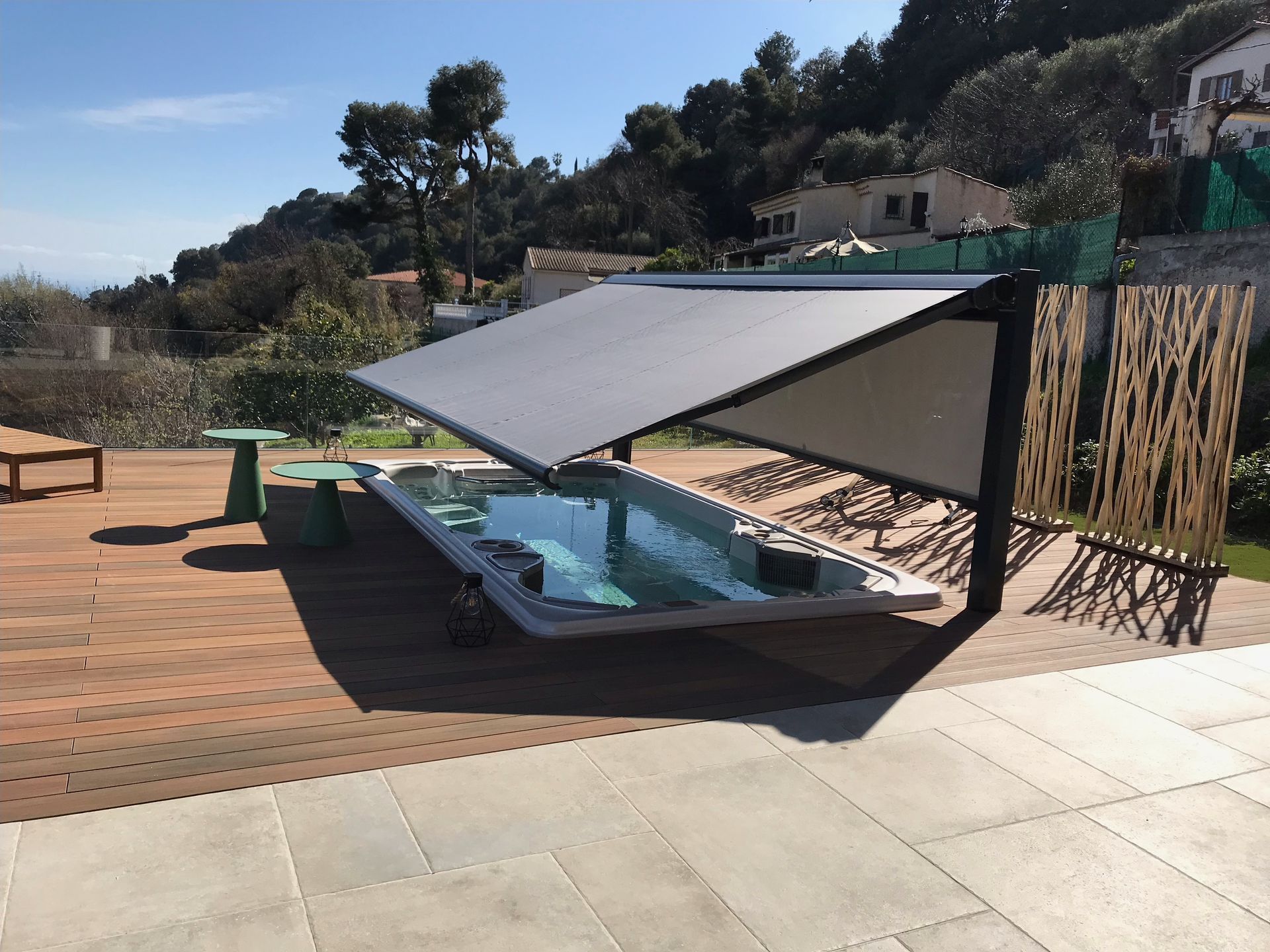 Une grande piscine avec un auvent au-dessus