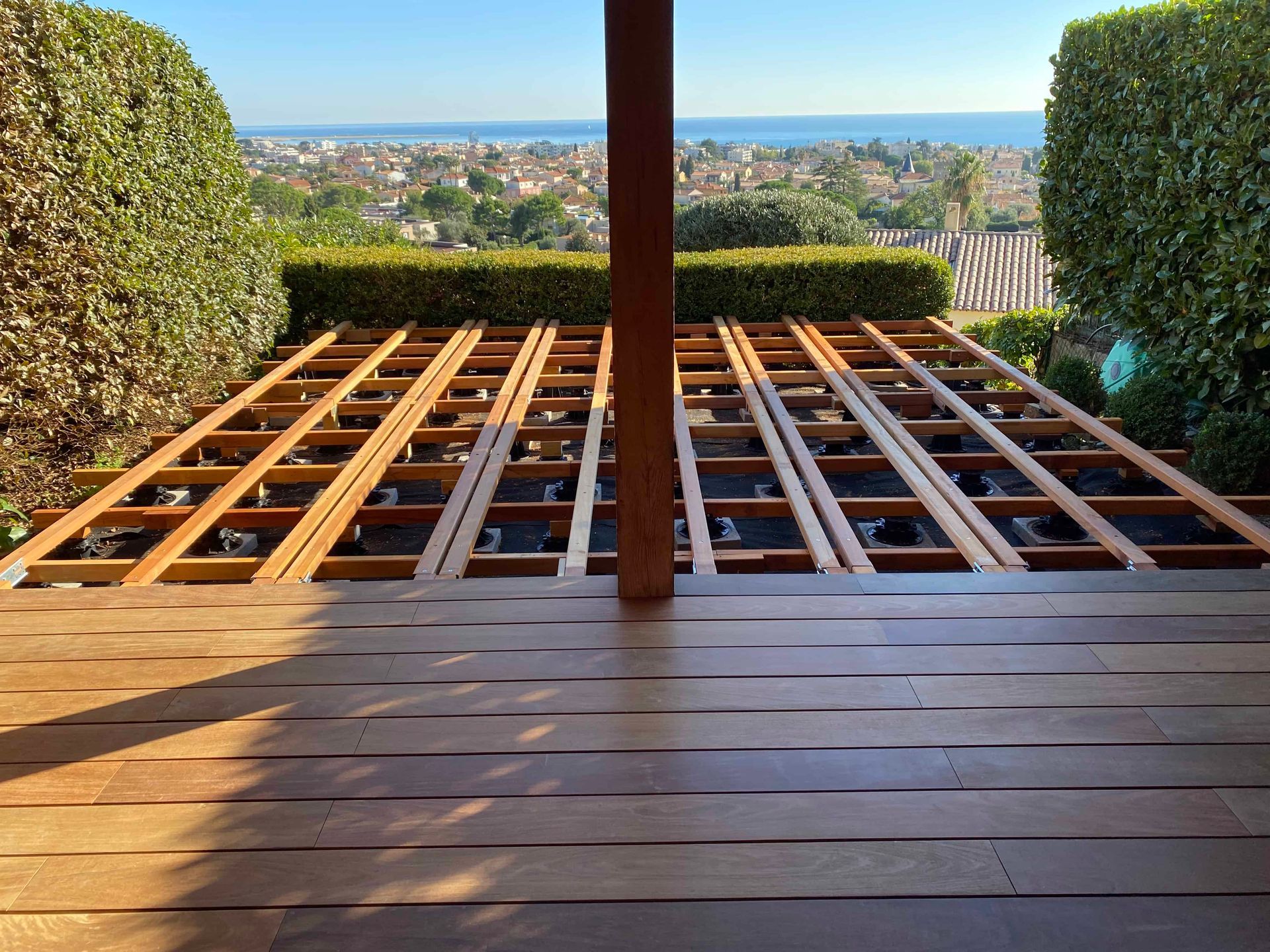 Une terrasse en bois avec vue sur l'océan