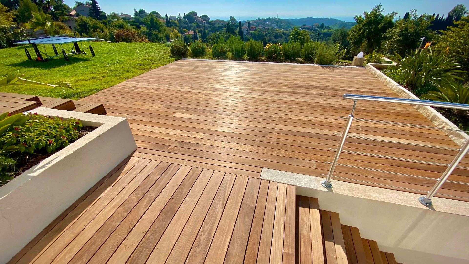 Une terrasse en bois avec des escaliers qui y mènent