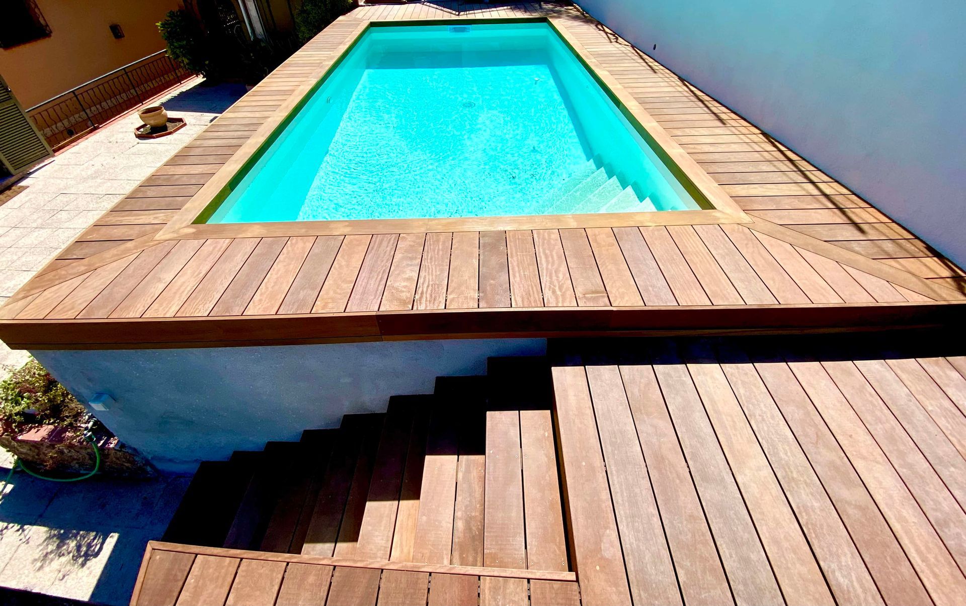 Une piscine avec des escaliers qui y mènent