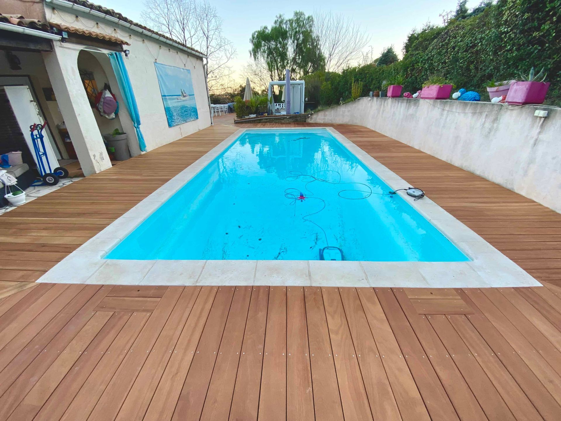 Une grande piscine avec une terrasse en bois autour
