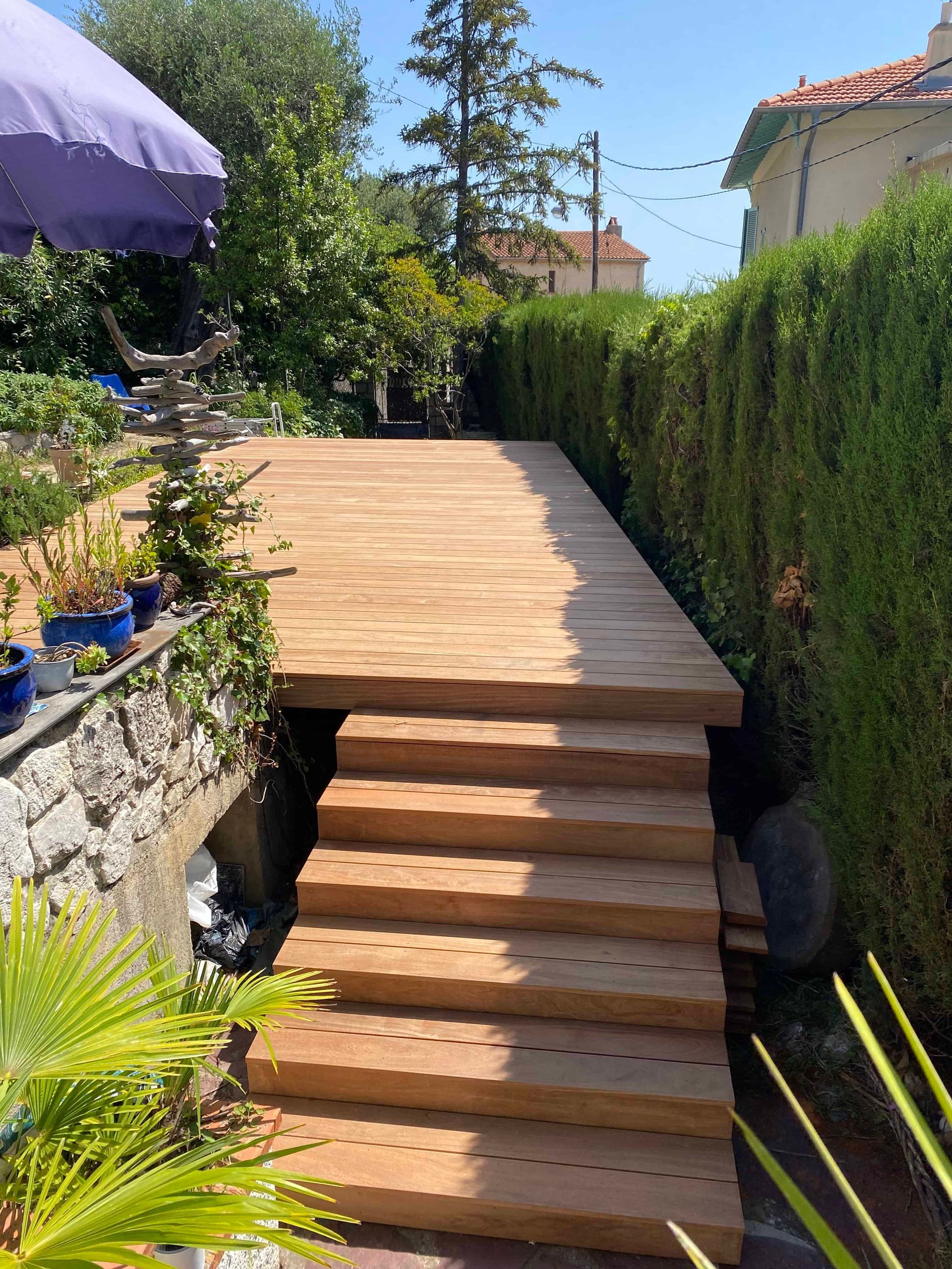 Une terrasse en bois avec des escaliers qui y mènent