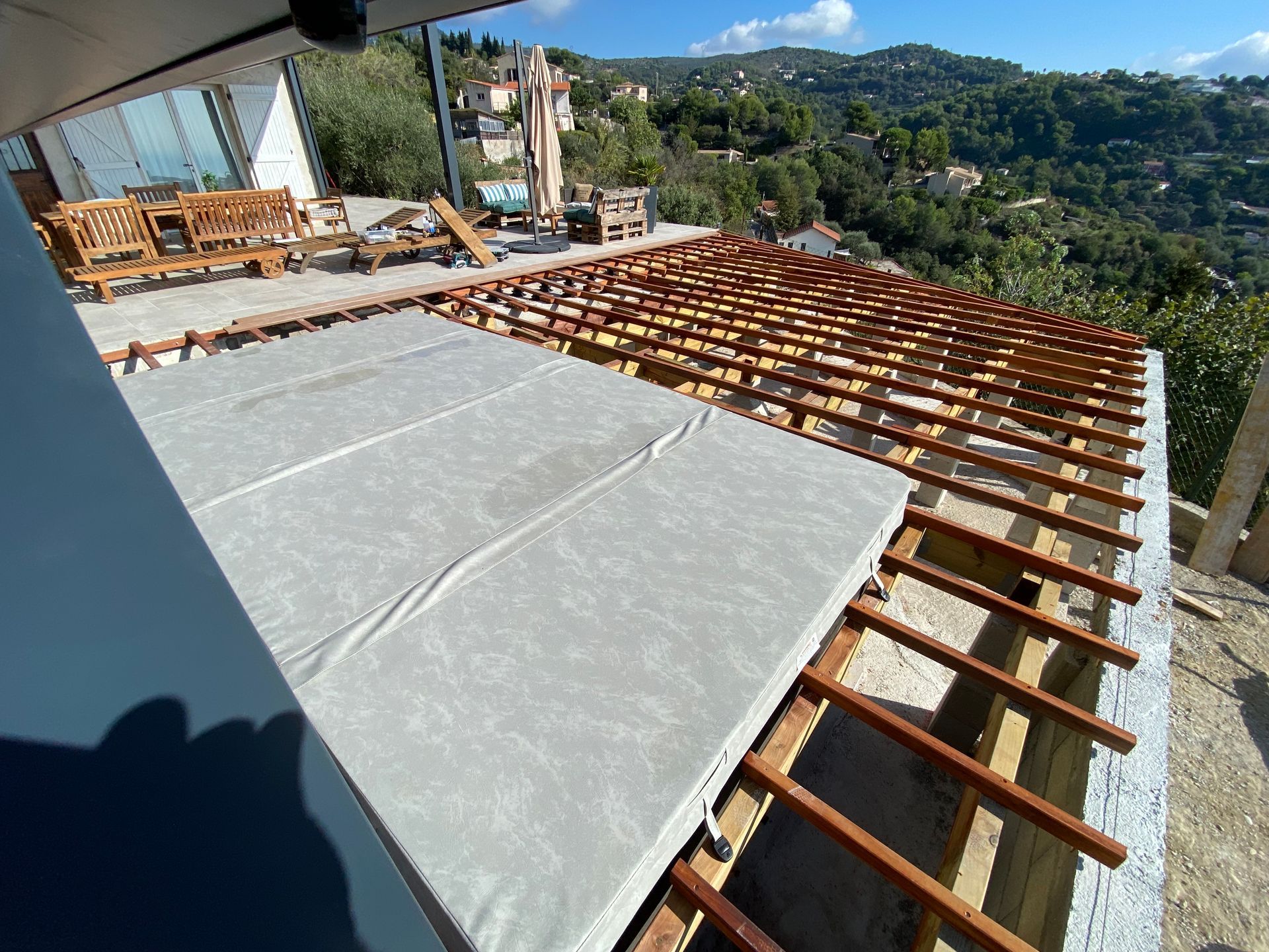 Un toit en bois avec un matelas dessus.