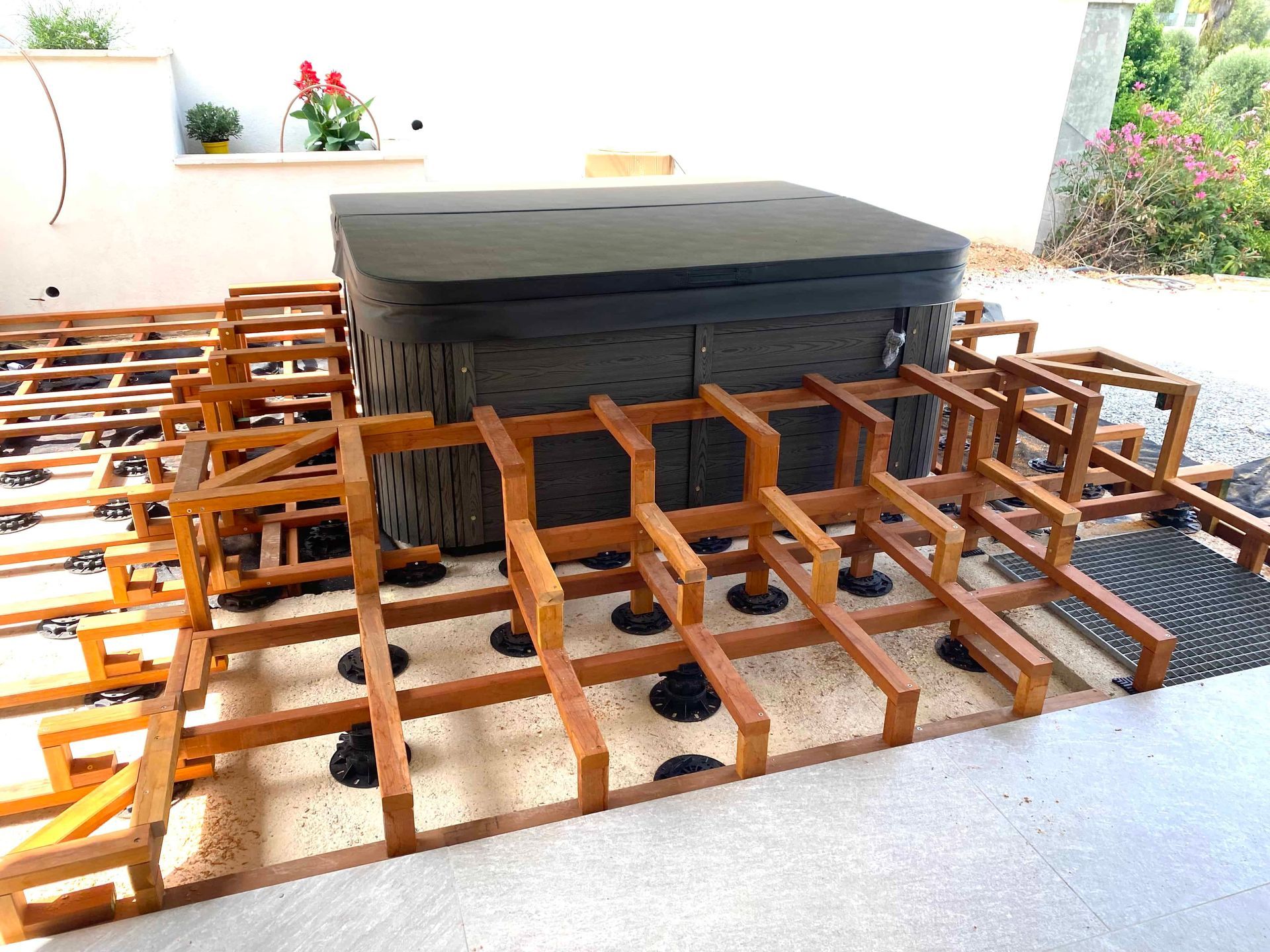 Un bain à remous est posé sur une terrasse en bois.