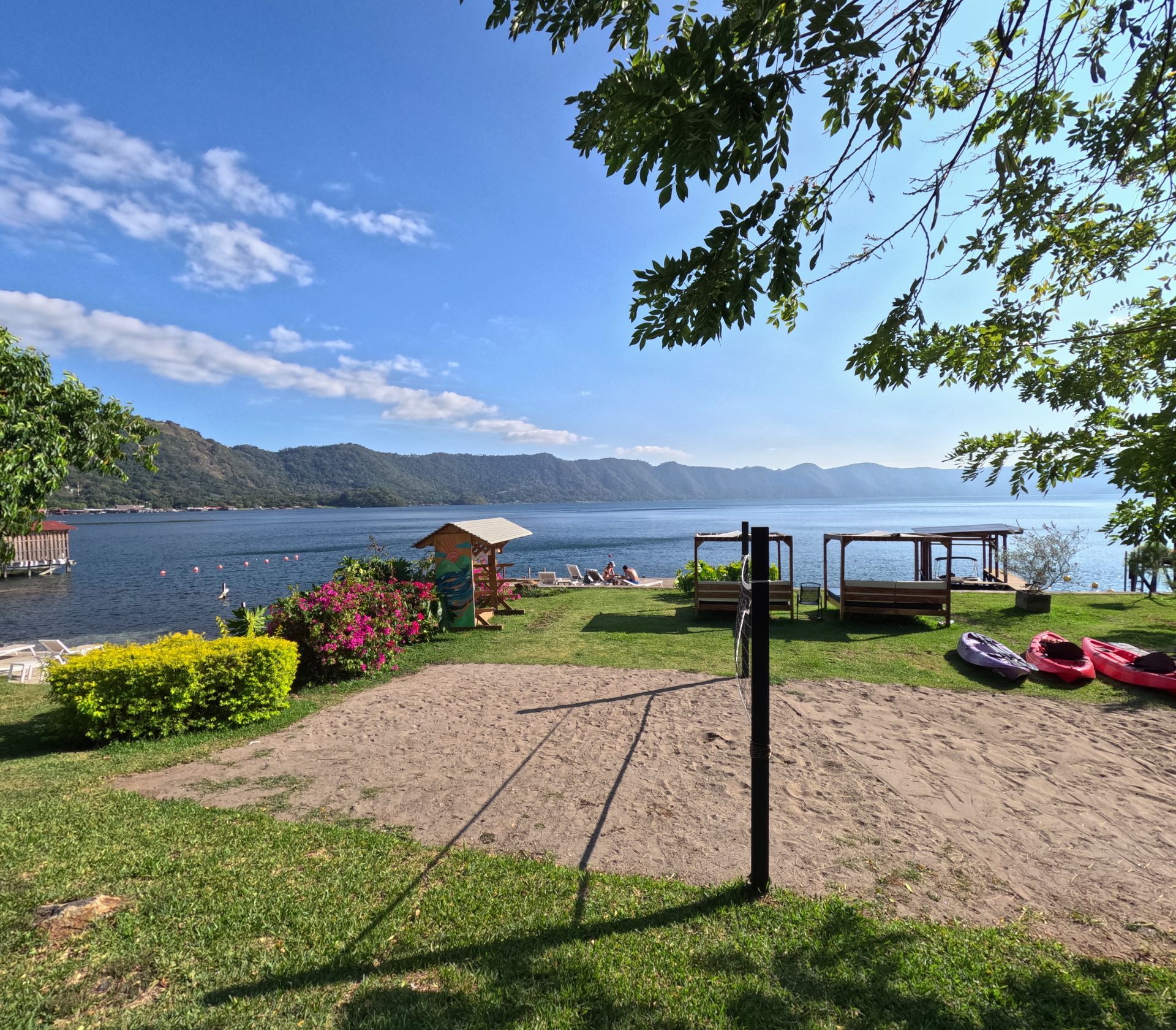 Cardedeu Hotel Coatepeque | Hotel en el Lago