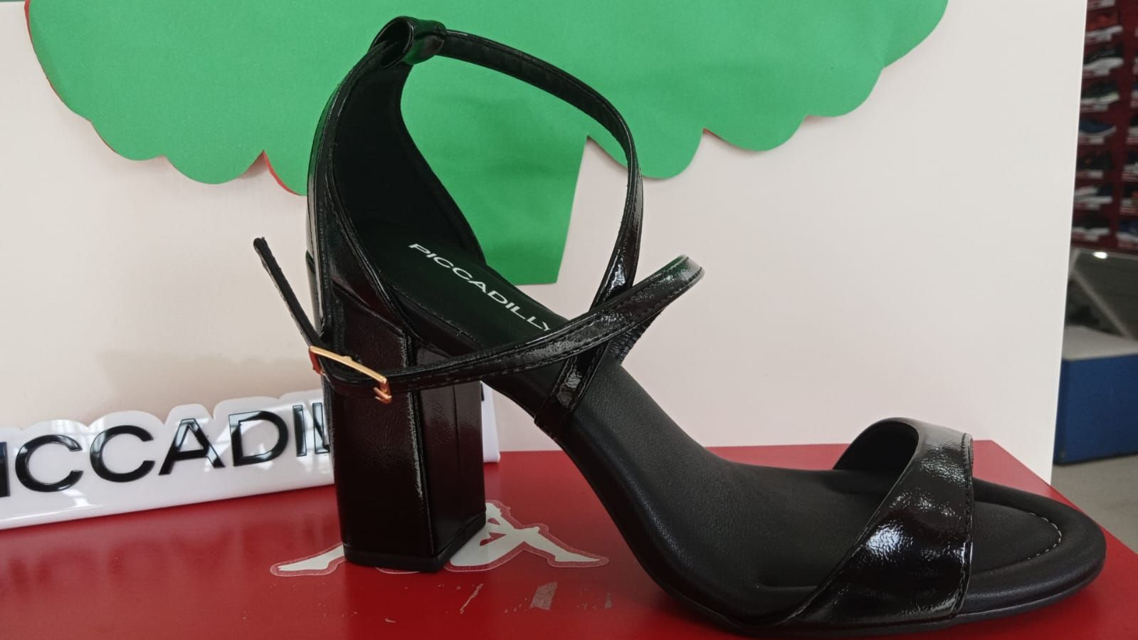 Sandalia de tacón alto de color negro con tira en el tobillo y tacón