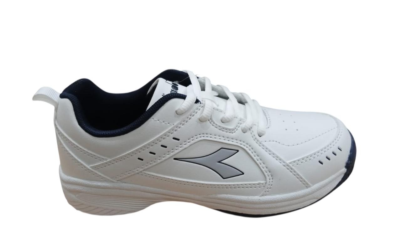 Zapatilla deportiva de color blanco y azul marino con logotipo gris.