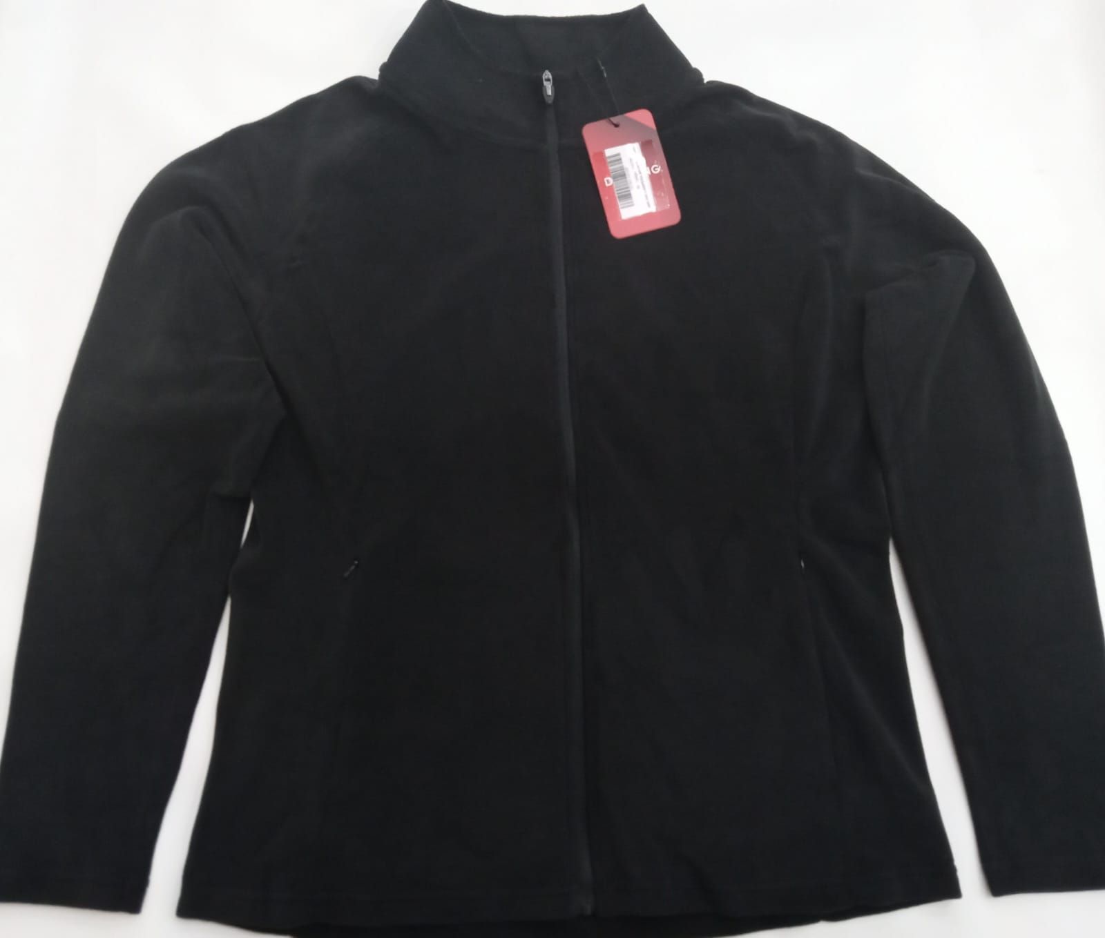 Chaqueta negra con cremallera, cuello alto y etiqueta roja, extendida sobre un fondo blanco.