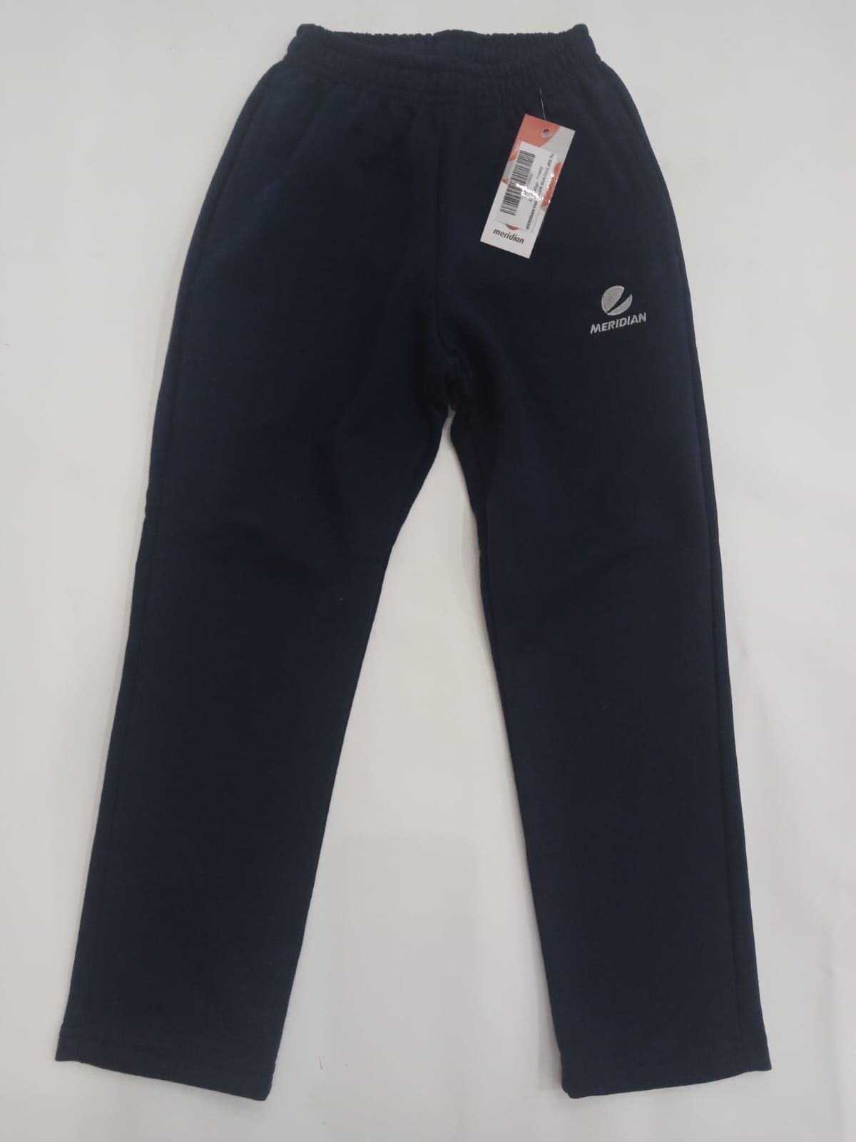 Pantalones deportivos negros con un logotipo blanco y una etiqueta colgante sobre un fondo blanco.