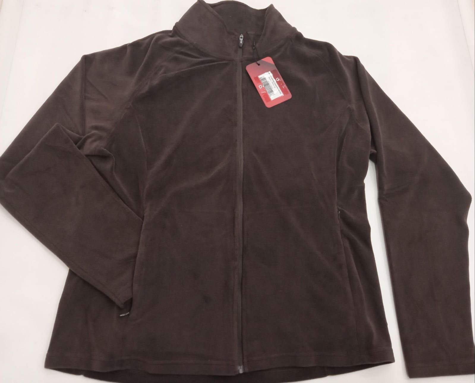 Chaqueta marrón oscuro de manga larga con cremallera y etiqueta, extendida sobre un fondo blanco.