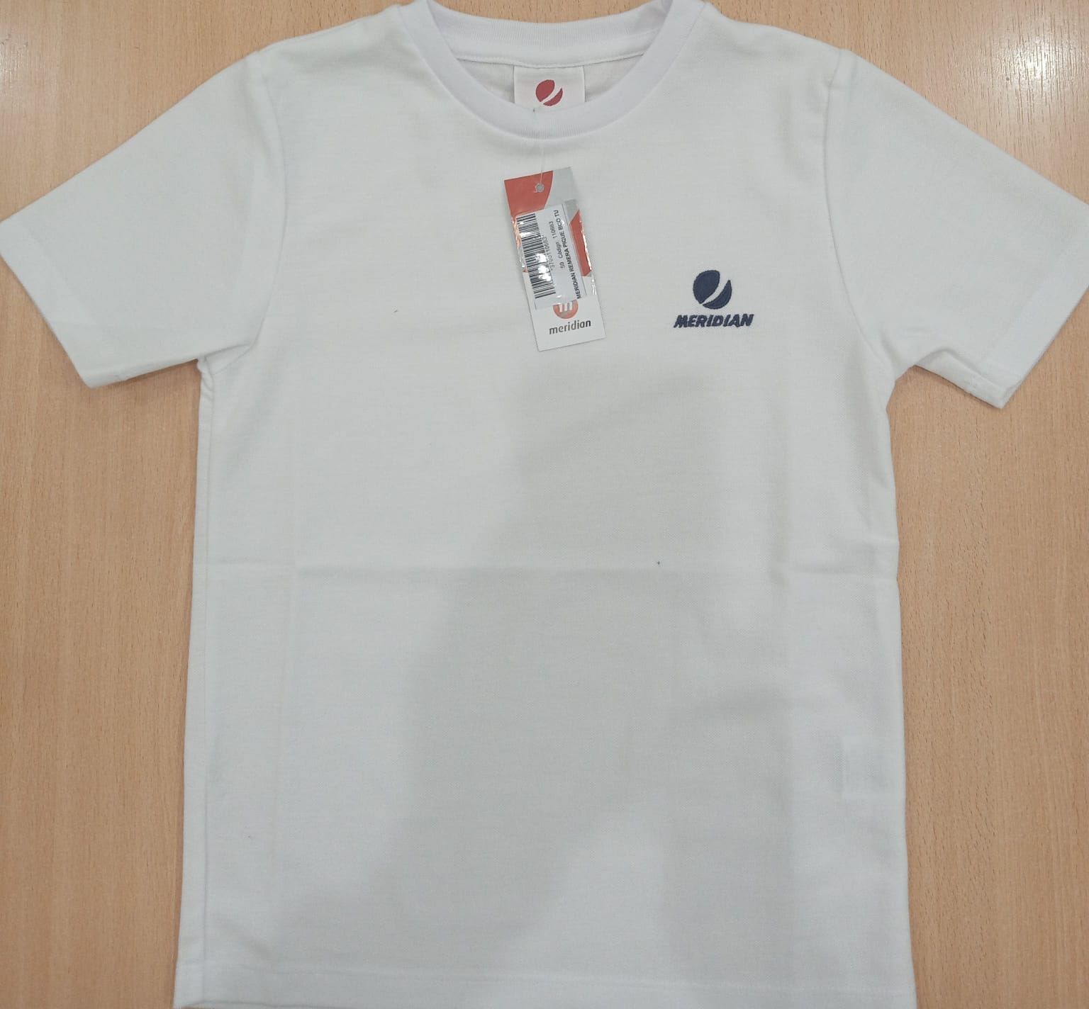 Camiseta blanca con un pequeño logotipo negro y etiqueta colgante, extendida sobre una superficie de madera.