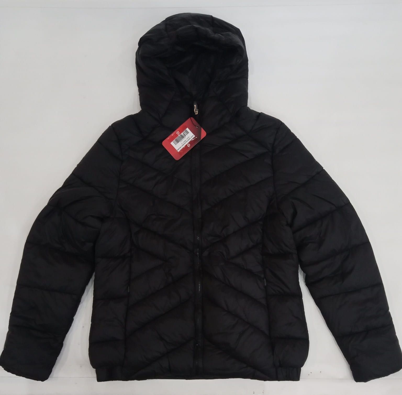 Chaqueta acolchada negra con capucha y etiqueta roja, extendida sobre un fondo blanco.