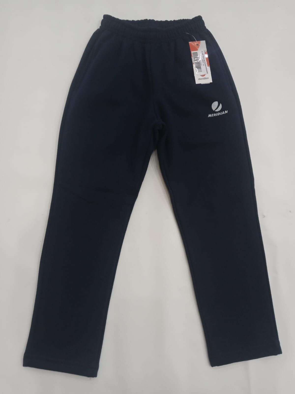 Pantalones deportivos negros con cintura ajustable mediante cordón y un pequeño logotipo, colocados sobre un fondo claro.