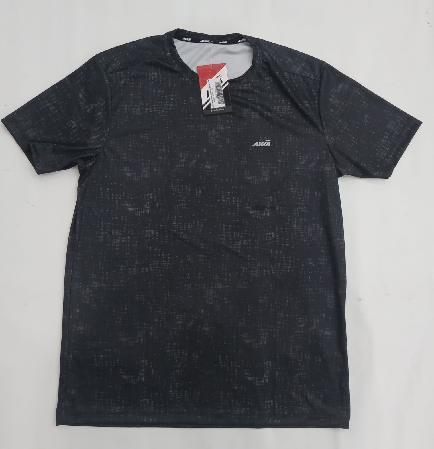 Camiseta deportiva negra de manga corta estampada, extendida sobre un fondo blanco.