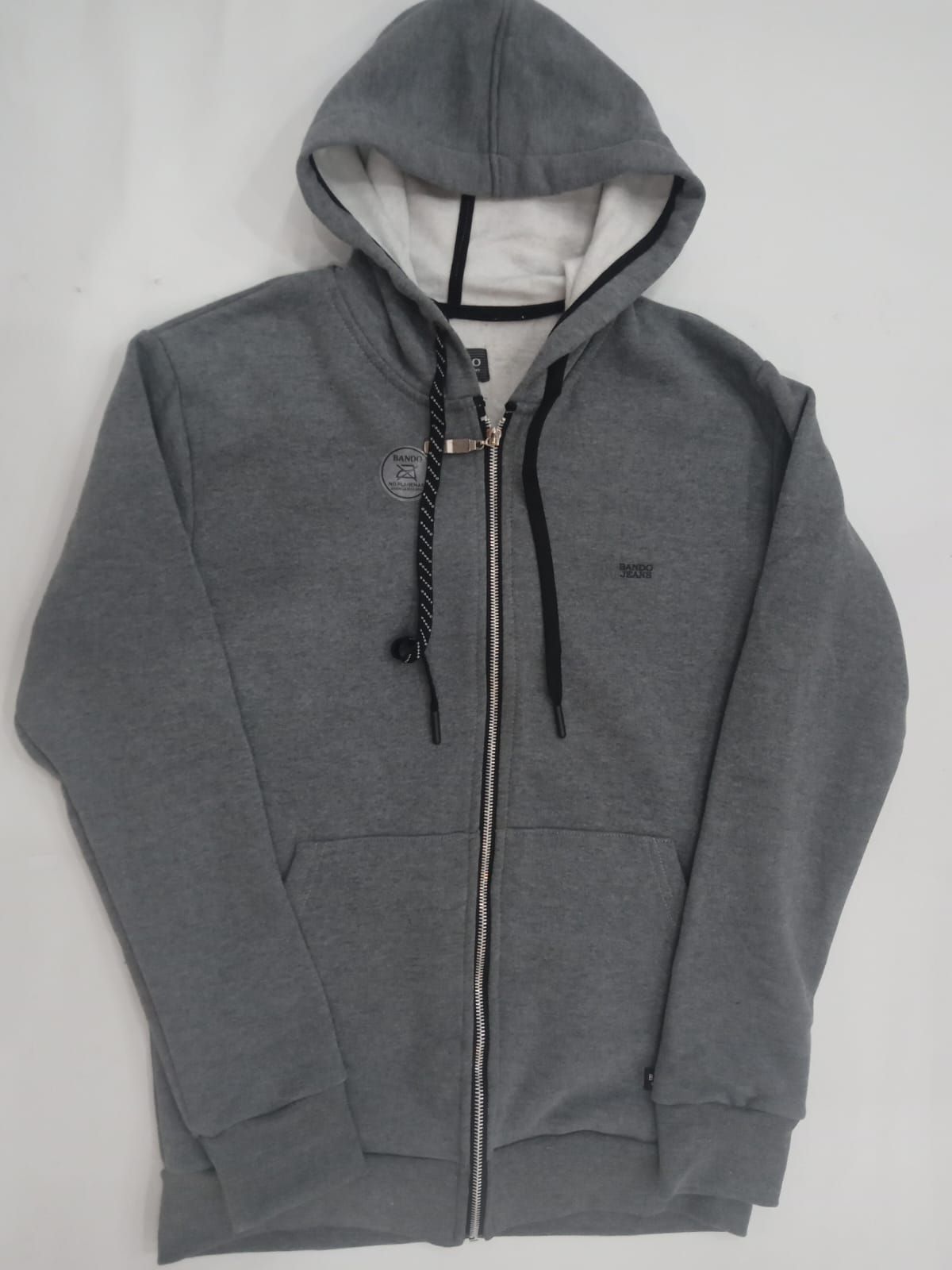 Sudadera gris con capucha y cremallera, con cordones negros, vista frontal sobre fondo blanco.