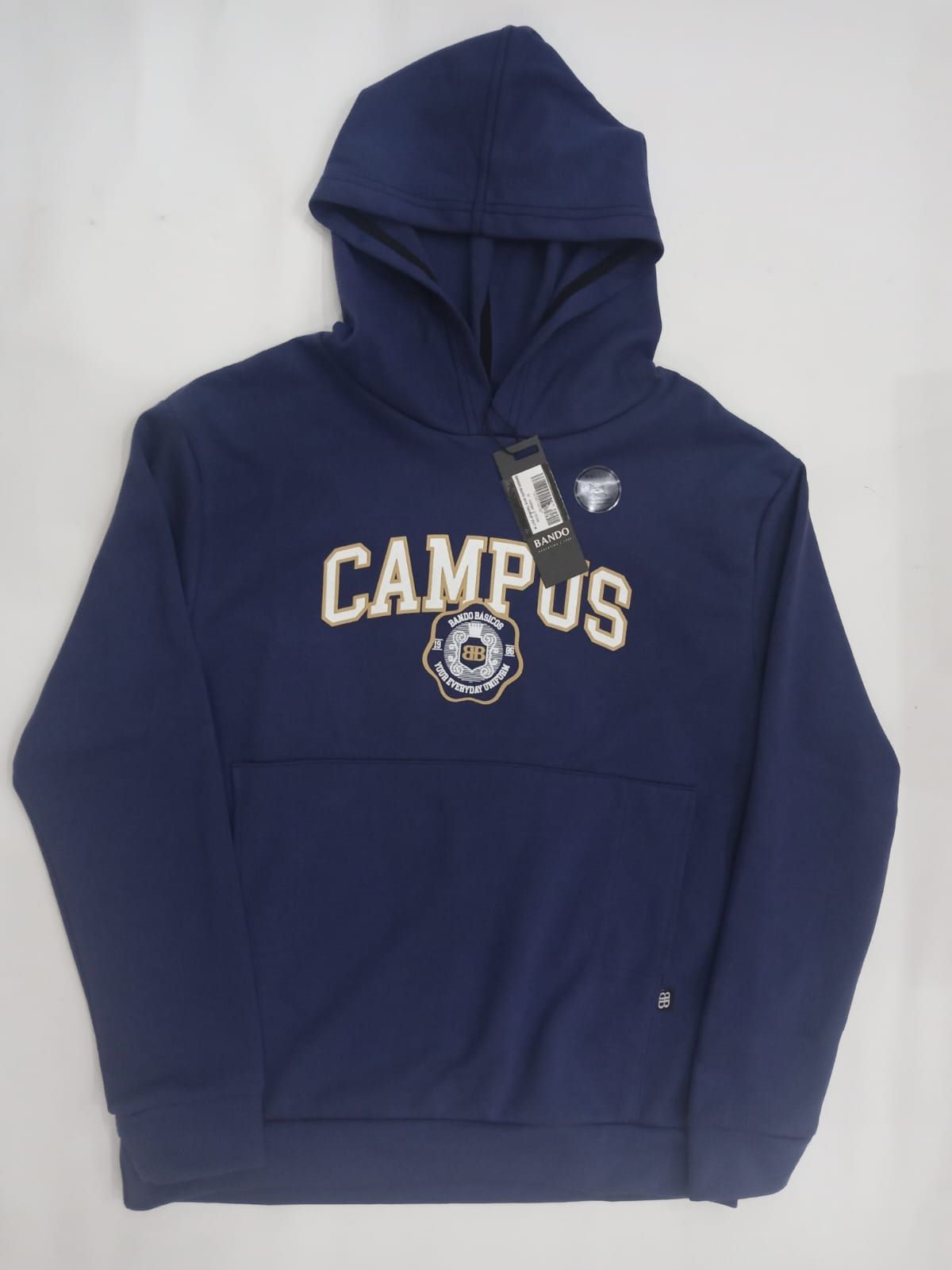 Sudadera con capucha azul marino con el texto “CAMPUS” y un logotipo de escudo en el pecho.