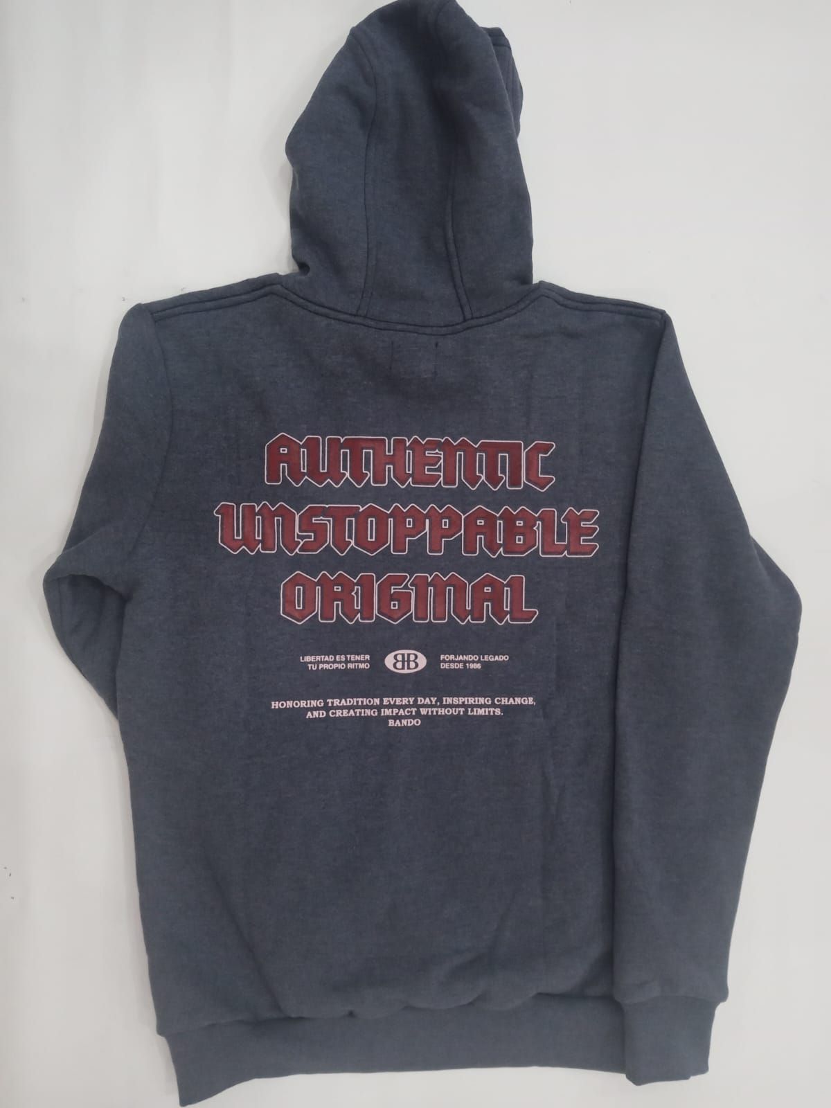 Sudadera con capucha azul marino oscuro con bolsillo delantero y pequeño logotipo en el pecho sobre fondo blanco.
