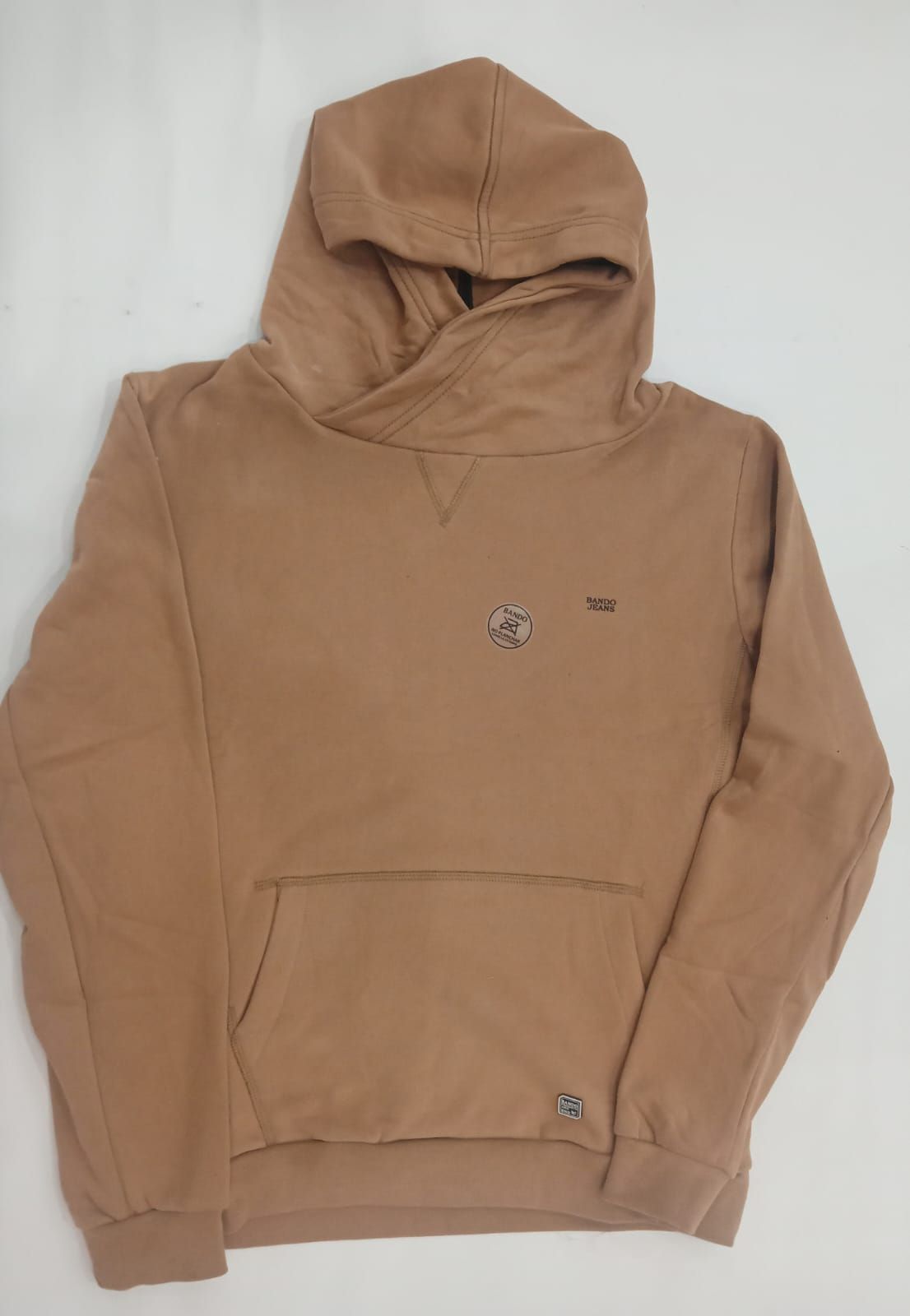 Sudadera marrón con capucha, bolsillo delantero y pequeño logotipo en el pecho, colocada sobre un fondo claro.