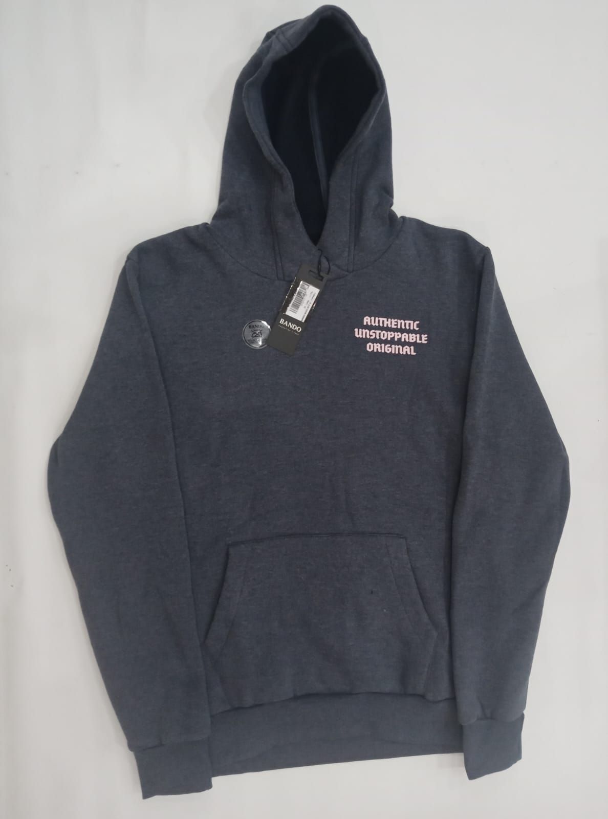 Sudadera con capucha azul marino oscuro con bolsillo delantero y pequeño logotipo en el pecho sobre fondo blanco.