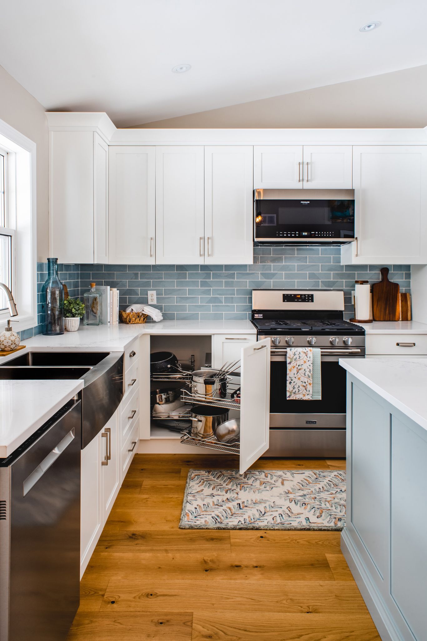 Replacement cabinet doors in white from Kawartha Hardware Distributors in Peterborough.