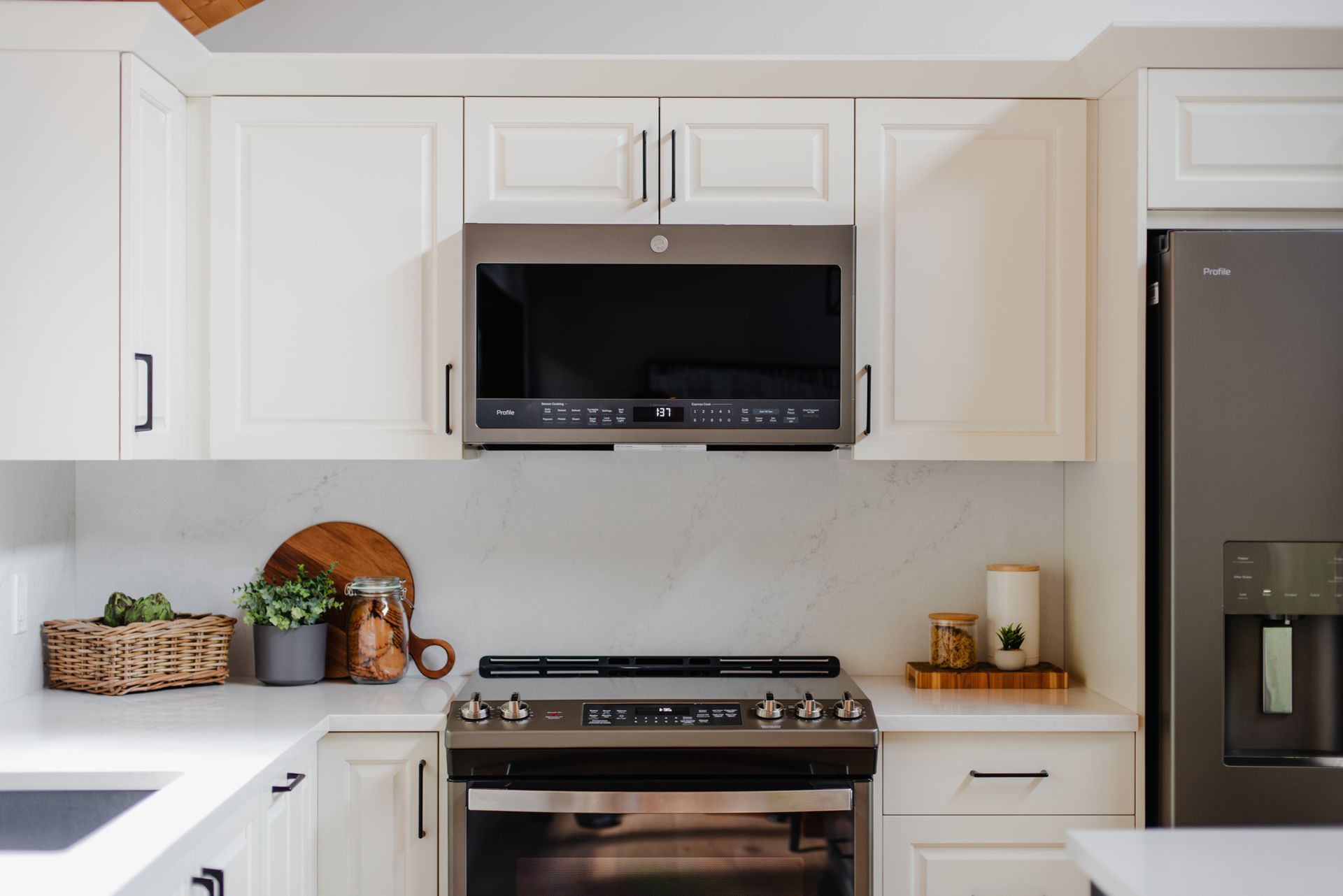 Replacement cabinet doors in white from Kawartha Hardware Distributors in Peterborough.