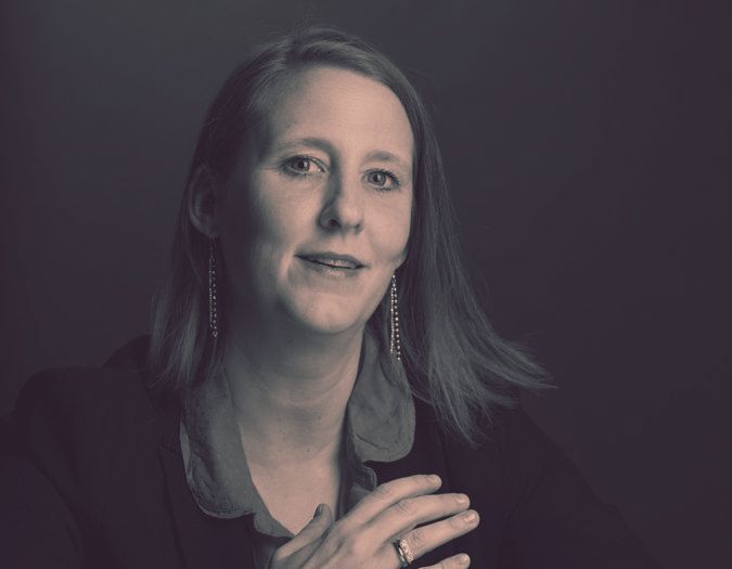 Dorit Horst assise à un bureau devant un ordinateur portable.