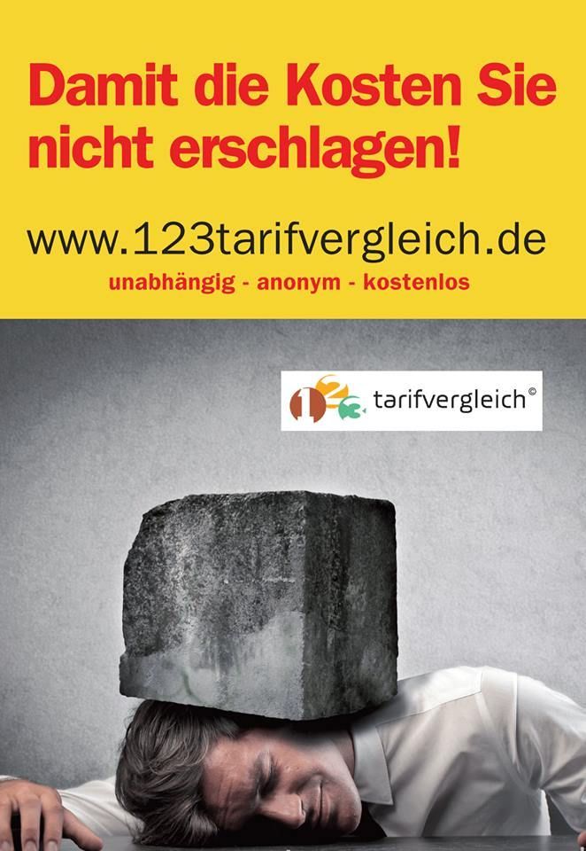 Ein Mann liegt mit einem großen Stein auf dem Kopf