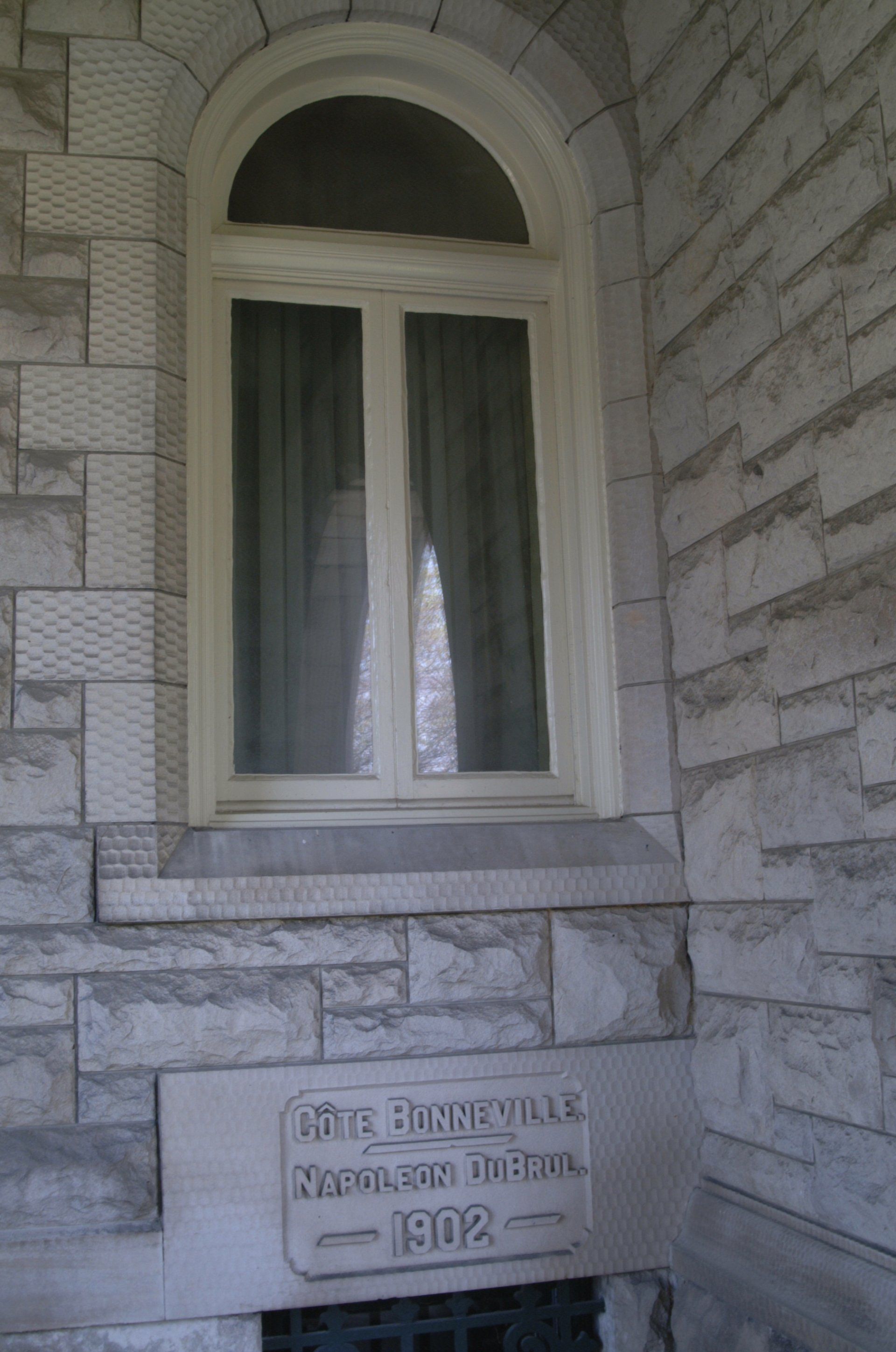 The Cornerstone of the Côte Bonneville Estate, which is the logo of DuBrul Vineyard