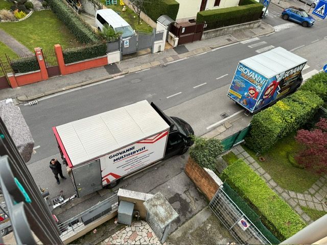 furgone bianco per trasporti veloci su strada