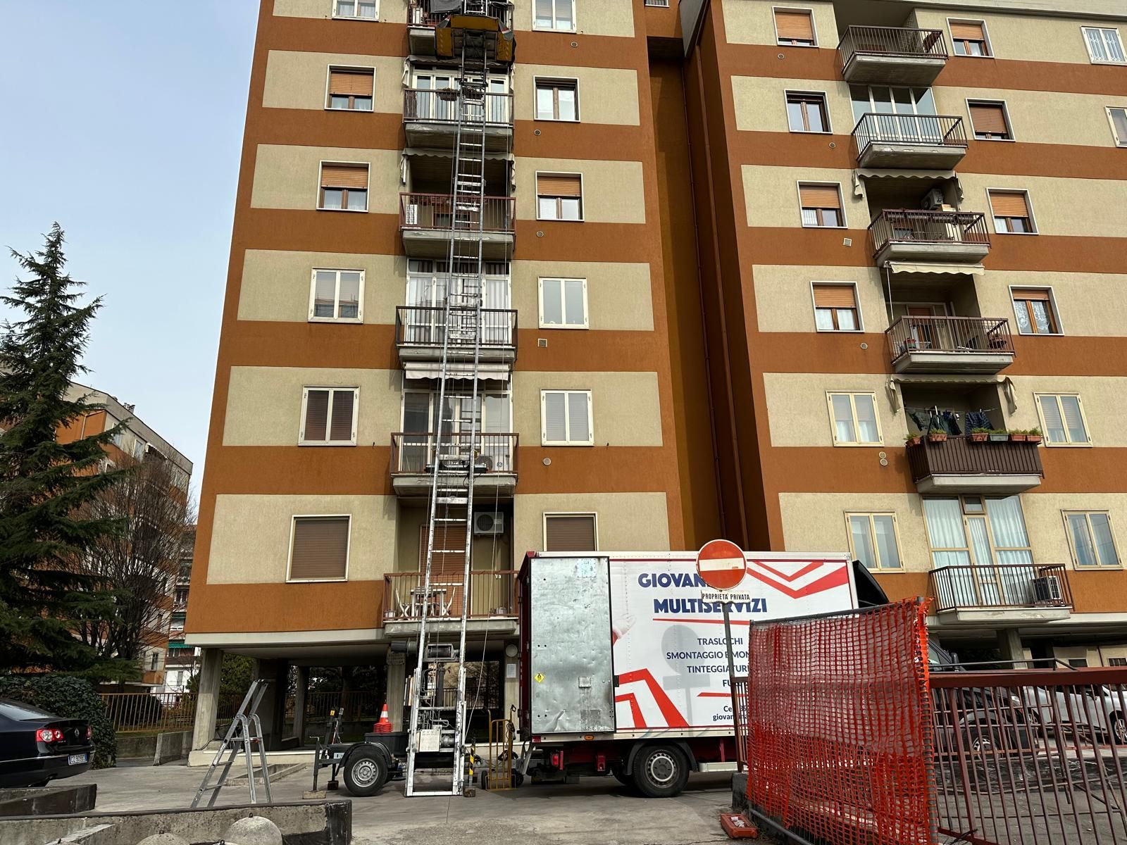 operatore ditta mentre carica un furgone