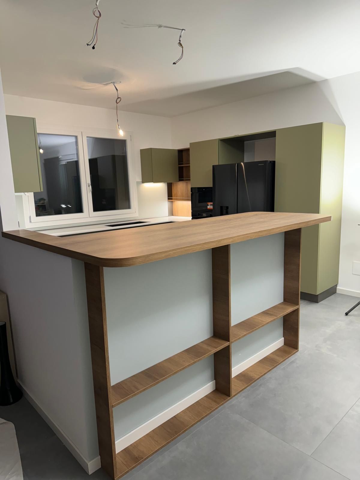 operatori impresa durante il montaggio dei mobili trasportati