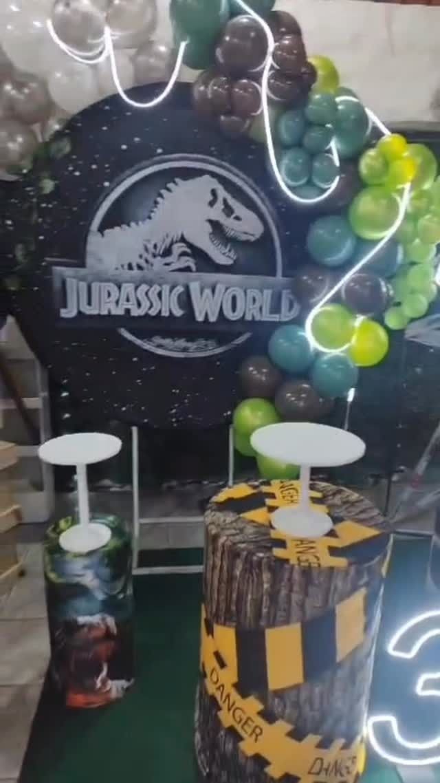 Decoración para una fiesta de cumpleaños inspirada en Jurassic World