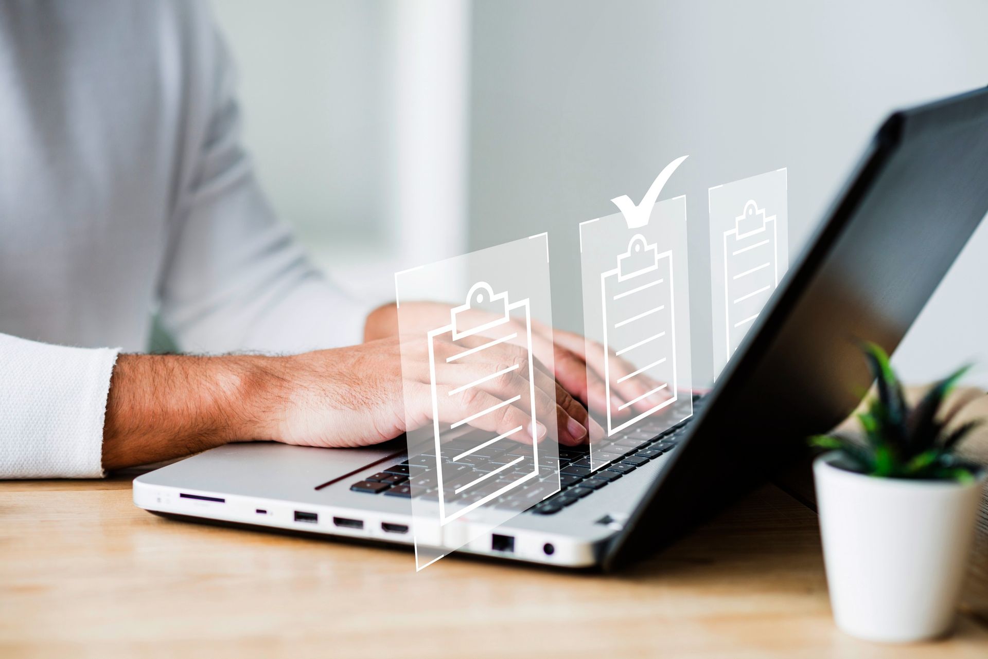 Persona que utiliza una computadora portátil con listas de verificación digitales y una marca de verificación