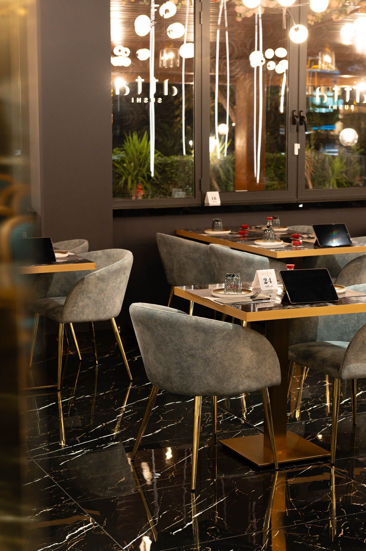 Un ristorante con tavoli, sedie e una finestra.