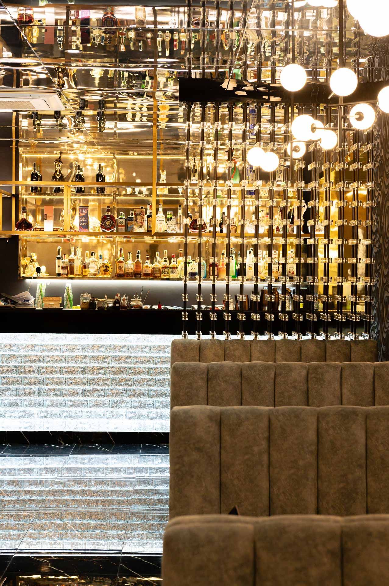Un bar con un sacco di bottiglie di alcolici sopra