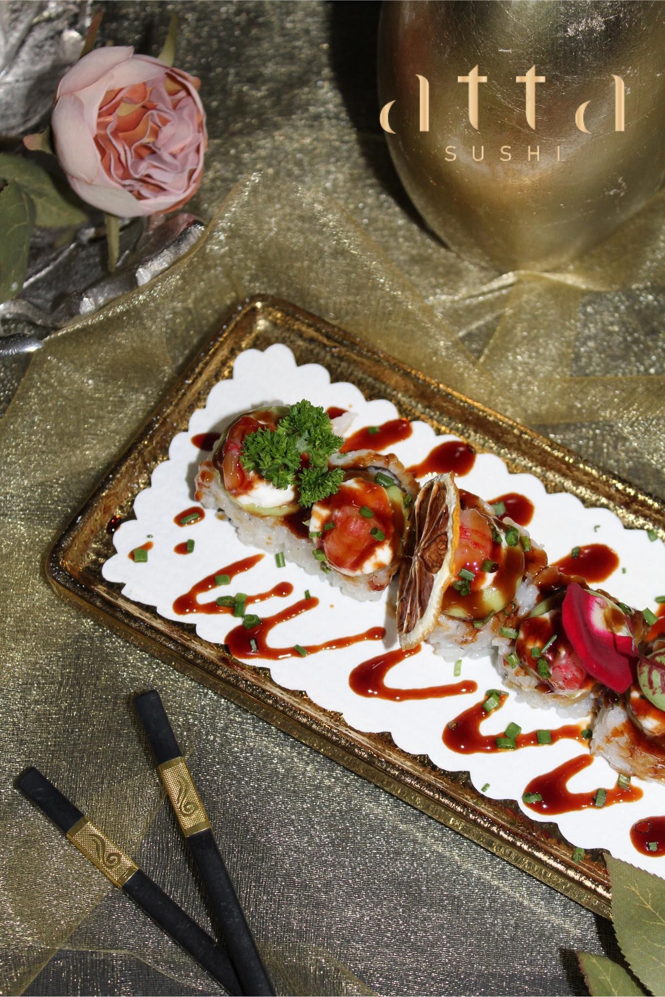 Un primo piano di un piatto di cibo con le bacchette su un tavolo.