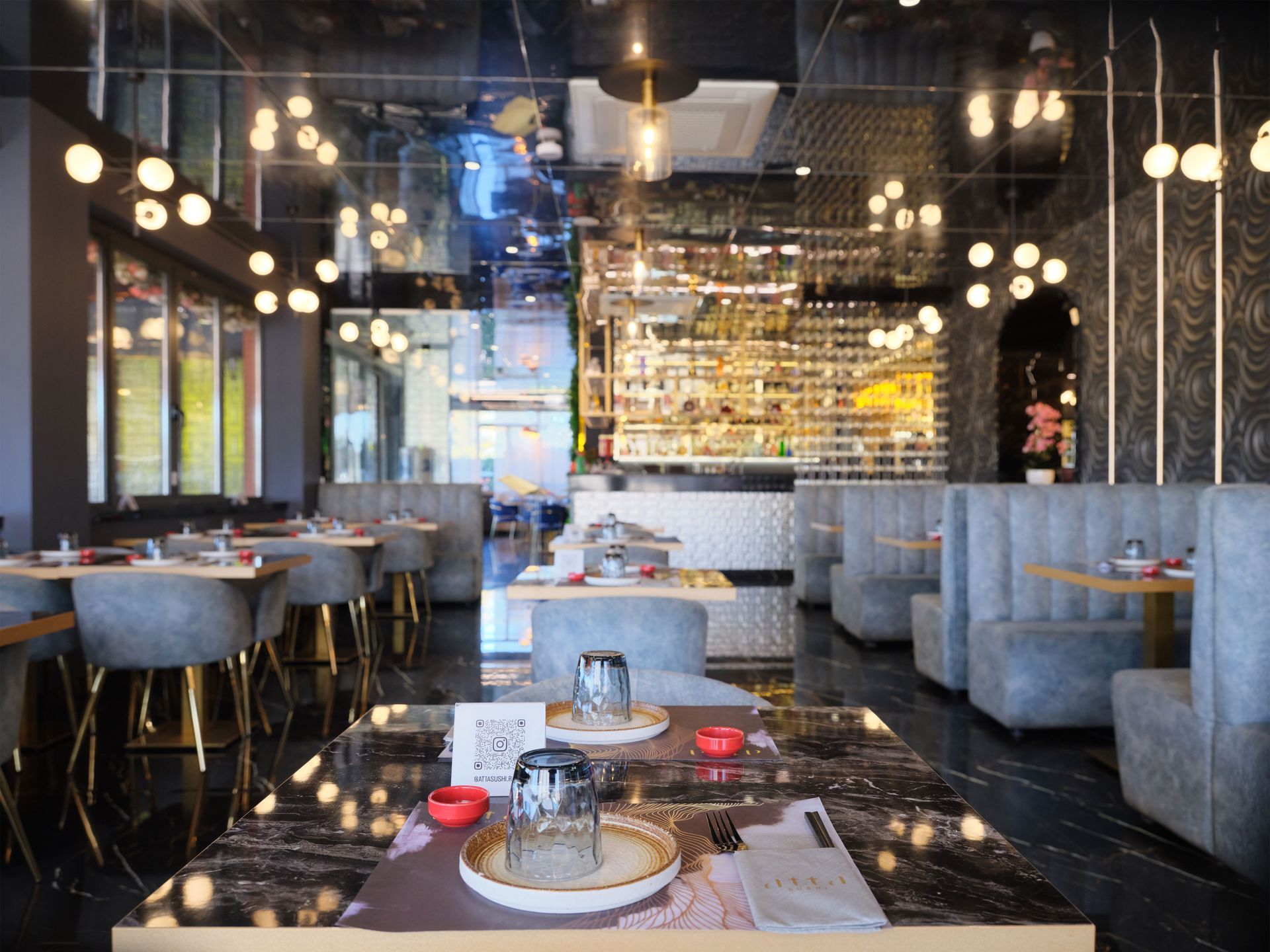 Rappresentazione artistica di un ristorante con tavoli e sedie.