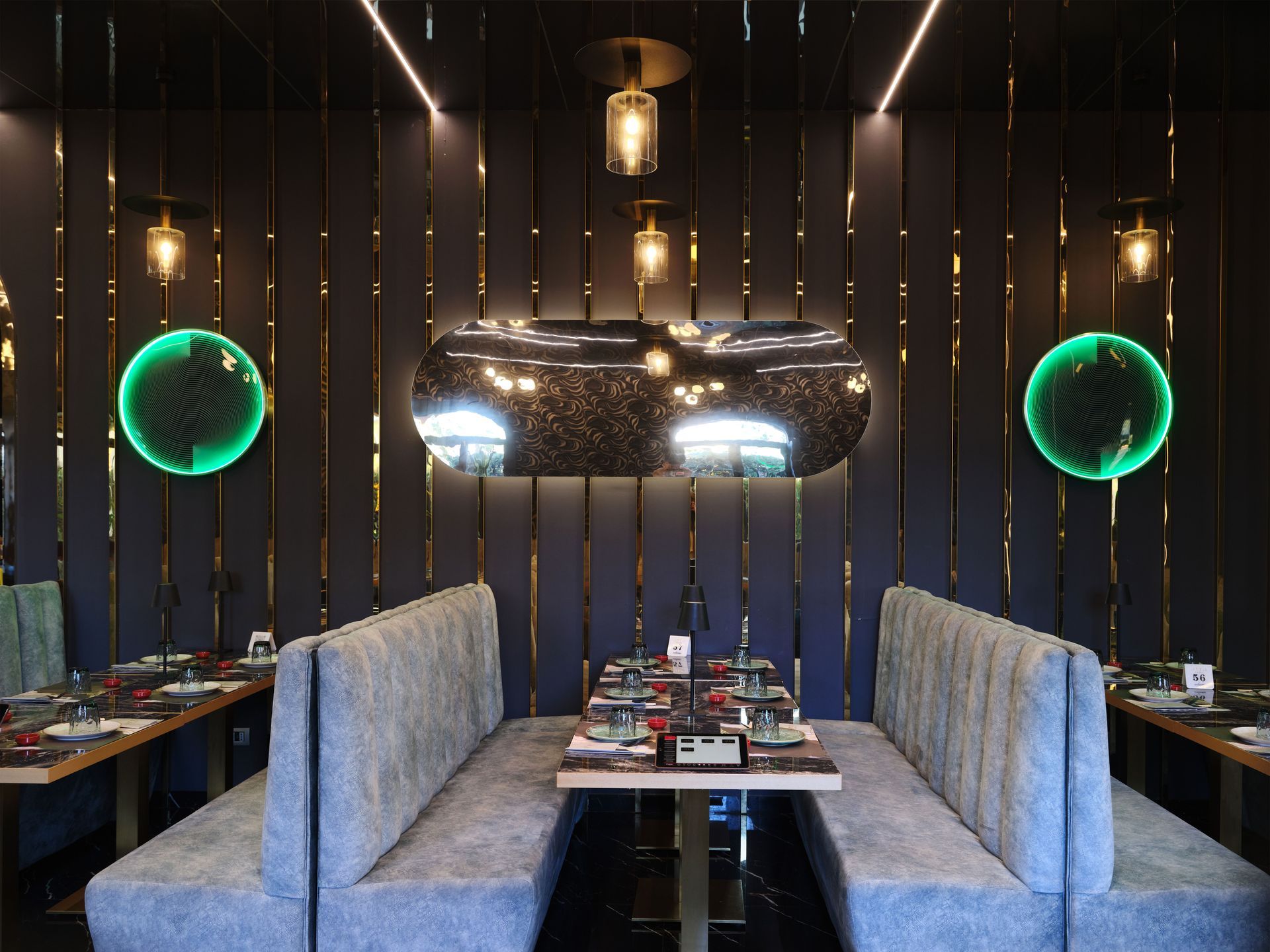 Un ristorante con tavoli e panche e uno specchio sul muro