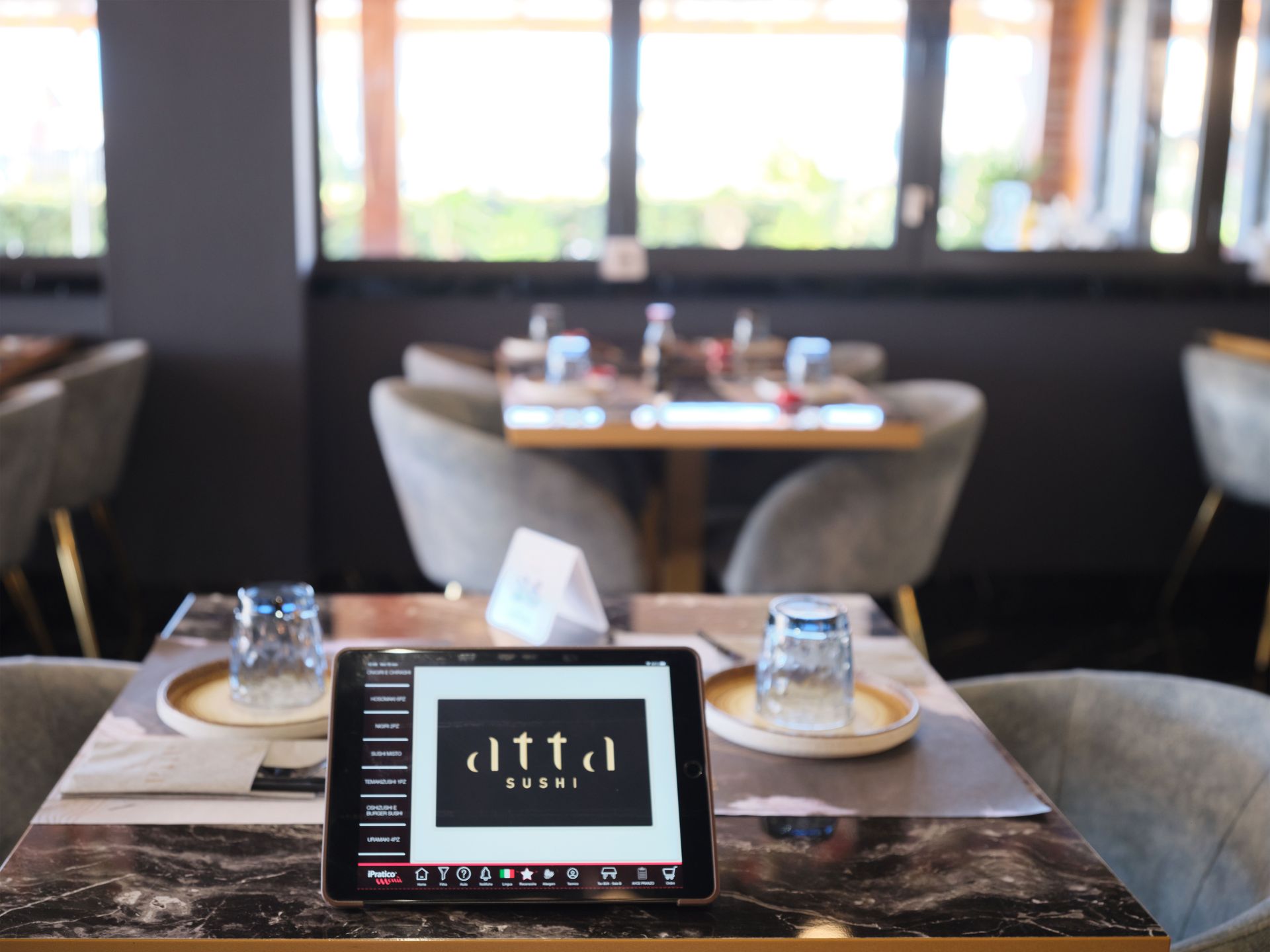 Un tablet è appoggiato su un tavolo in un ristorante.